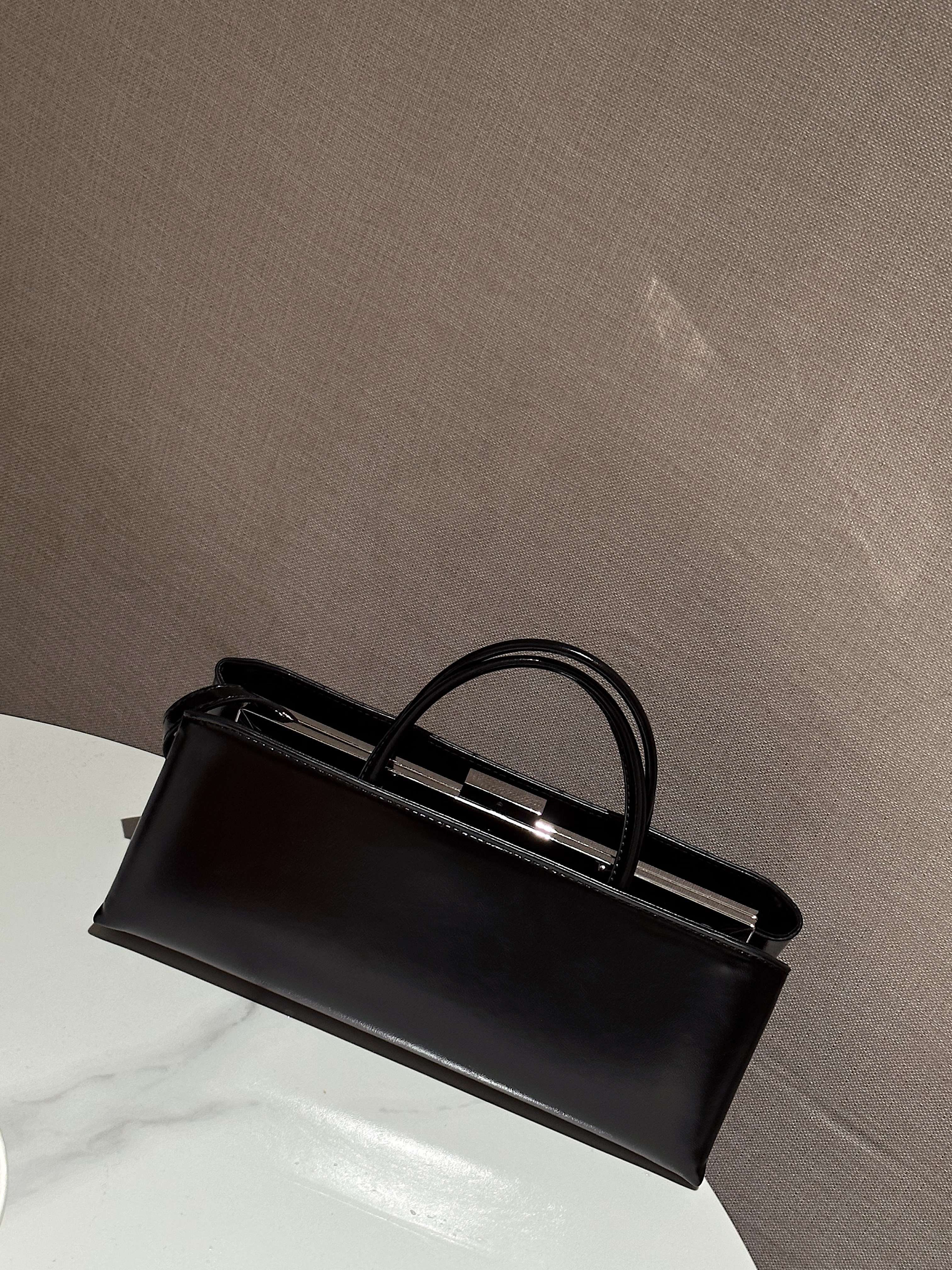 時髦精必入手的磁扣手提包（自帶夾層超方便!)