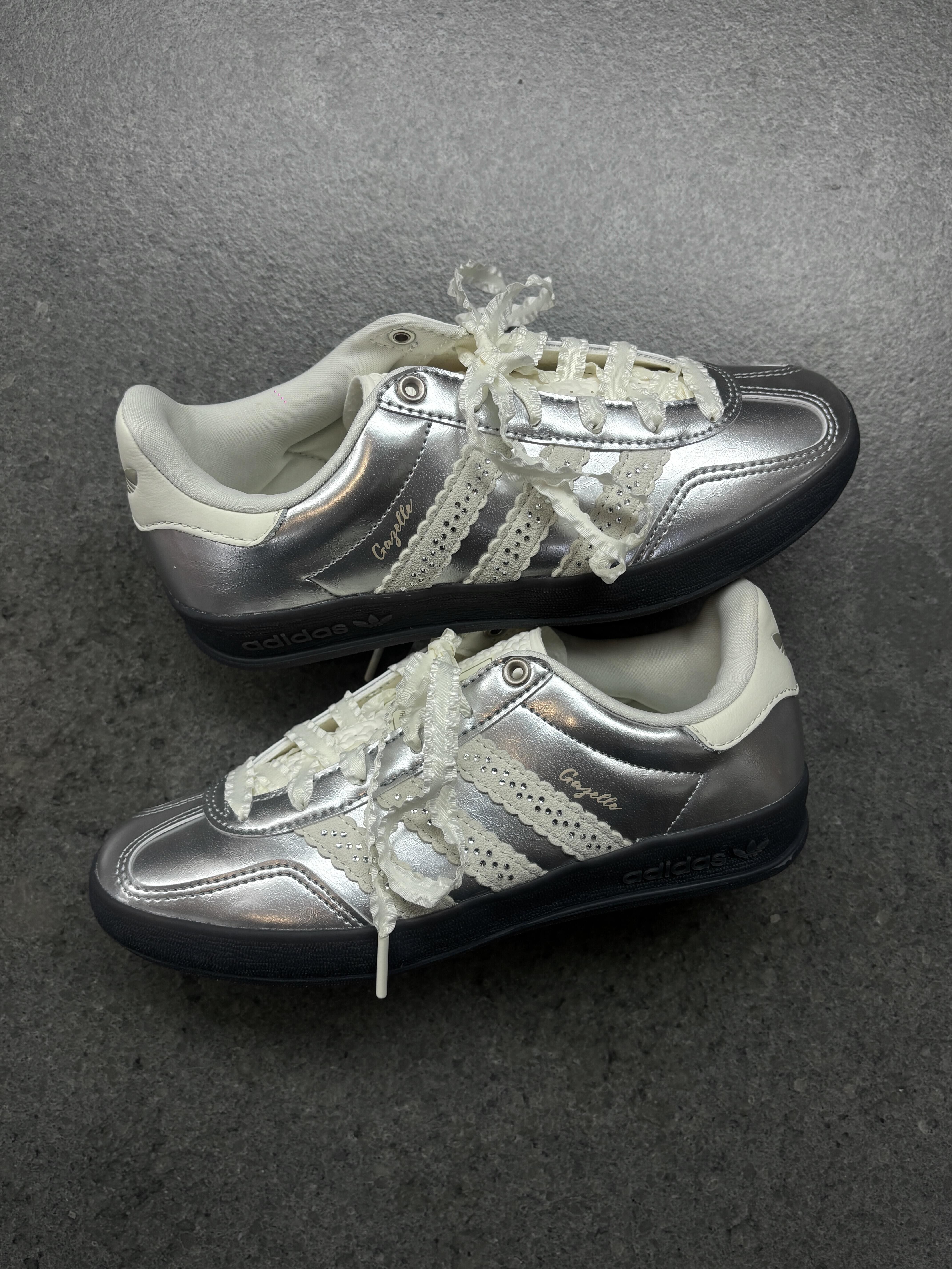 Adidas Originals Gazelle Indoor 液態銀 Y2K 蕾絲 緞帶 皮革 芭蕾風 復古 德訓鞋 薄底鞋 KJ1456/預購