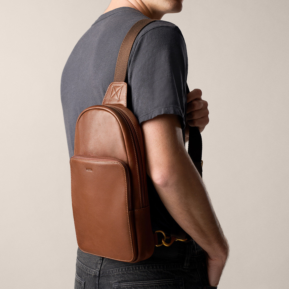 Finn 真皮質感單肩包-咖啡色 MBG9646212