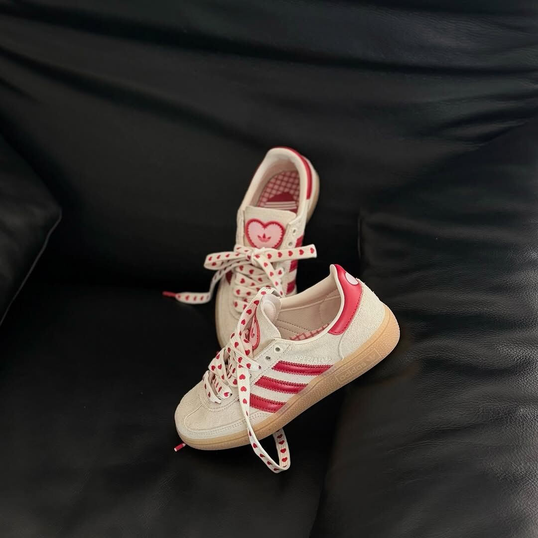 ADIDAS HANDBALL SPEZIAL 2026 情人節限定 燕麥奶油 紅色 粉紅 愛心 焦糖底 女鞋 KH9044 / 預購