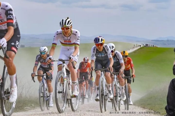 主集團穿越托斯卡尼白色碎石路，車隊在丘陵間揚起塵土