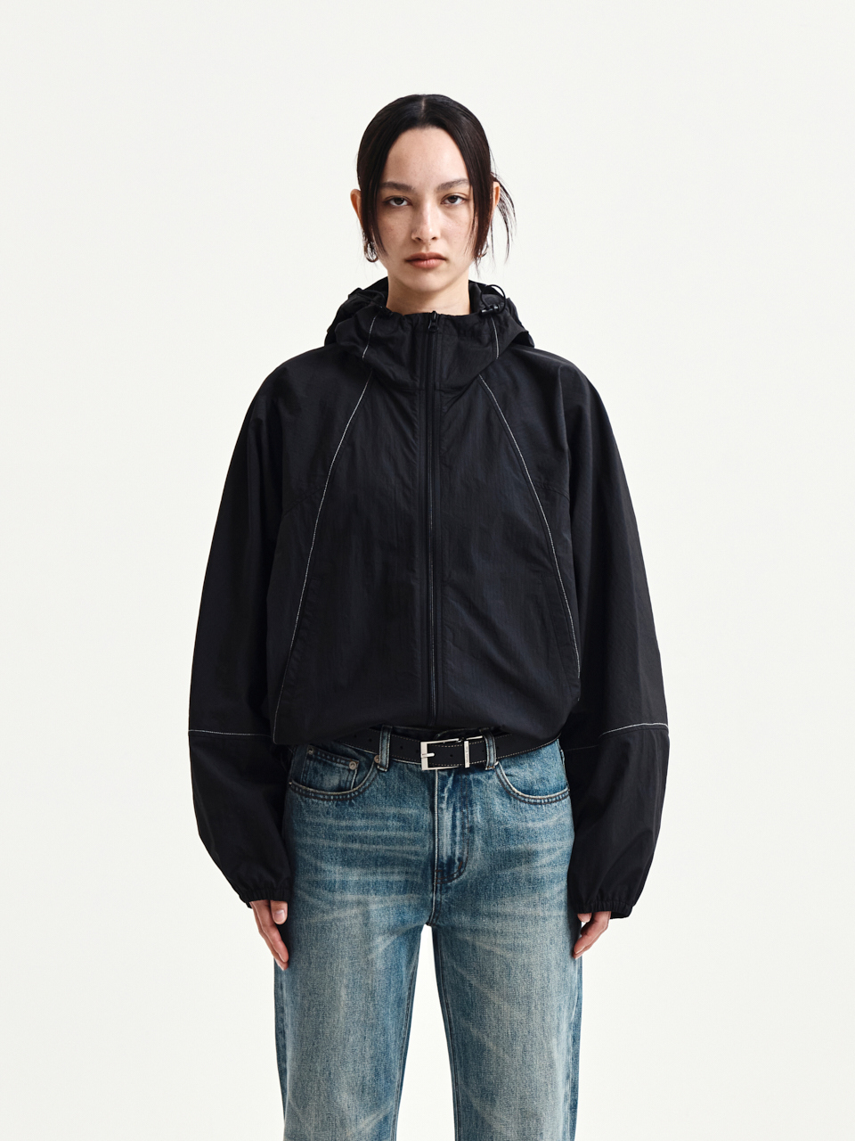 CROPPED BACK LOGO HOODY WIND BREAKER IN BLACK