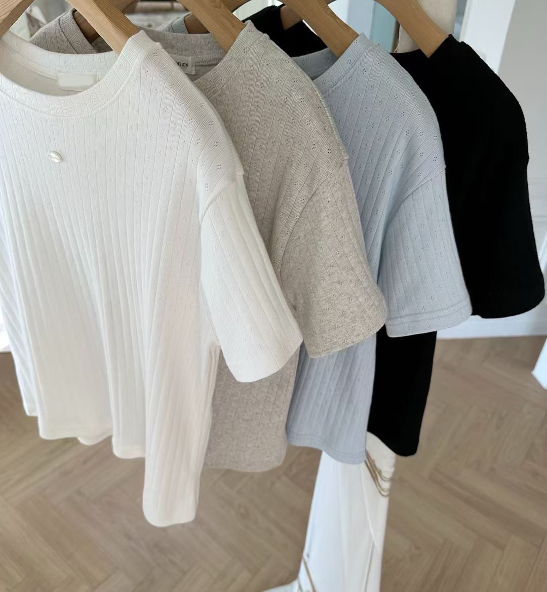 橢圓牌墜飾螺紋短袖圓領上衣 / 4色