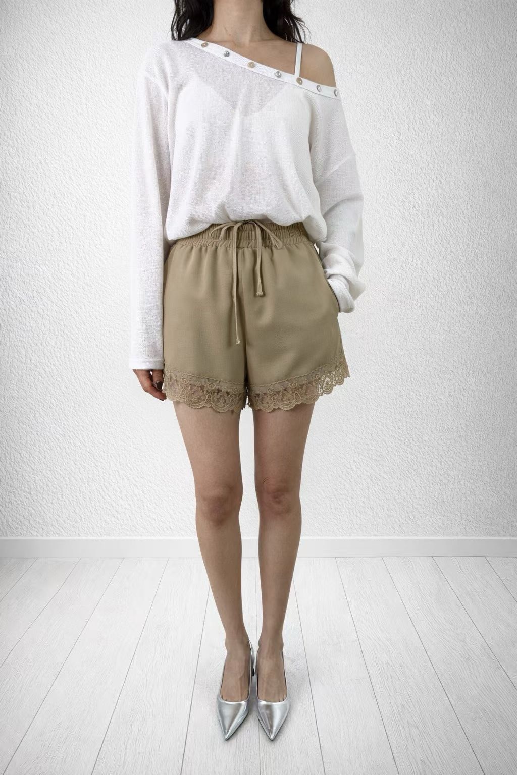 蕾絲邊西裝布綁帶休閒短褲