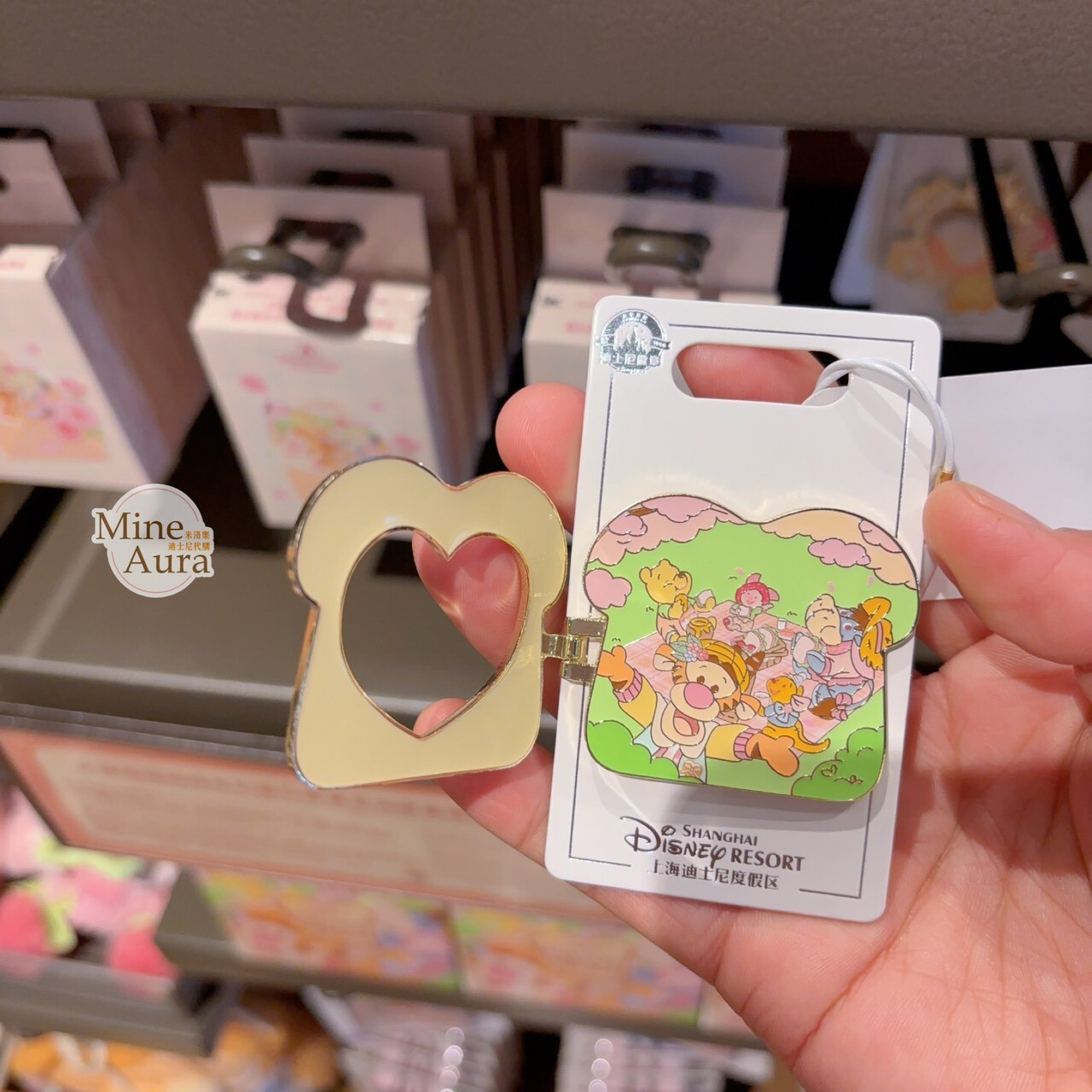 2026 小熊維尼和朋友們 春日野餐系列 翻蓋 造型 旋轉 徽章 PIN -上海迪士尼樂園