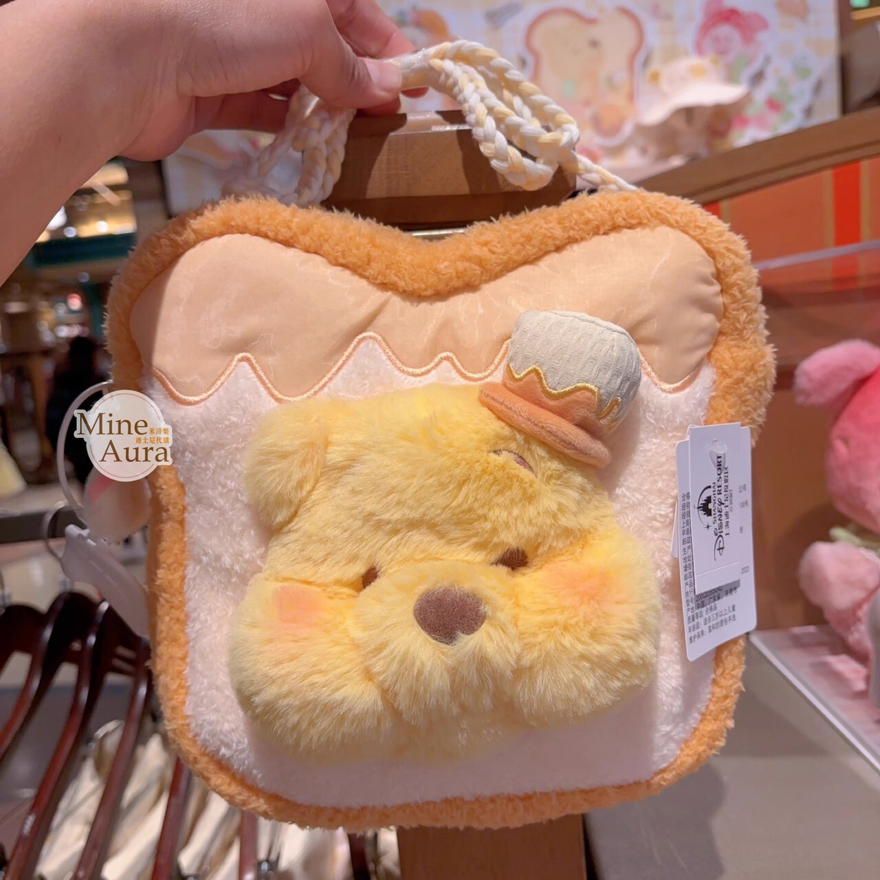 2026 小熊維尼和朋友們 春日野餐系列 小熊維尼 Winnie the Pooh 絨毛 大頭吐司造型 斜背包 -上海迪士尼樂園