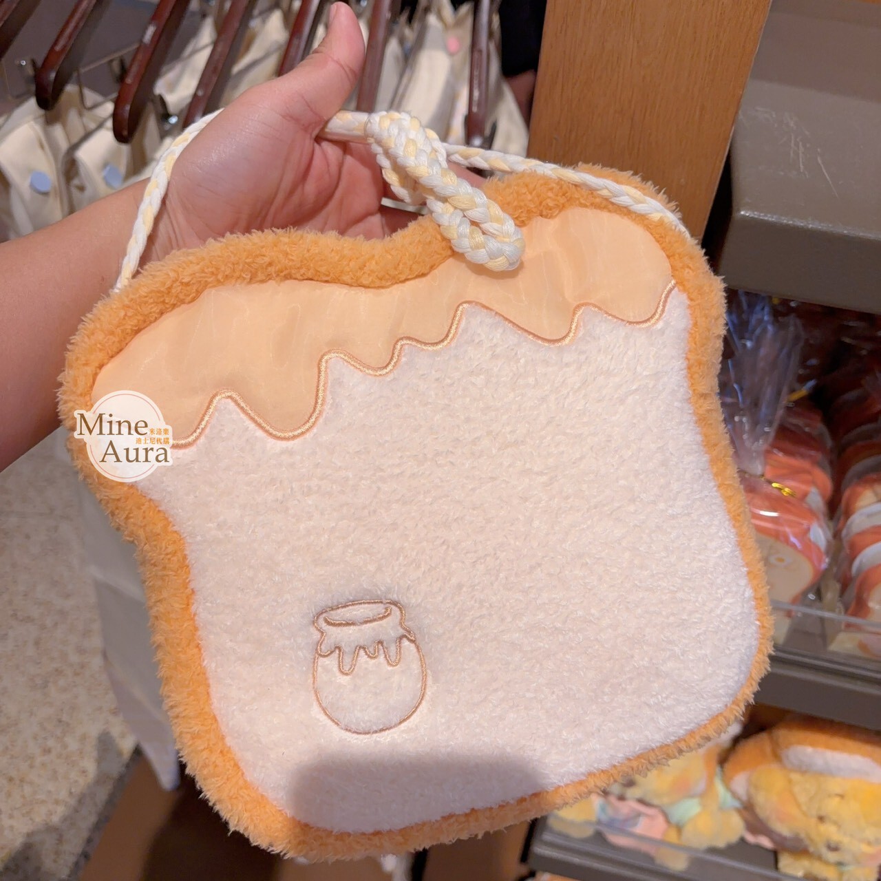 2026 小熊維尼和朋友們 春日野餐系列 小熊維尼 Winnie the Pooh 絨毛 大頭吐司造型 斜背包 -上海迪士尼樂園