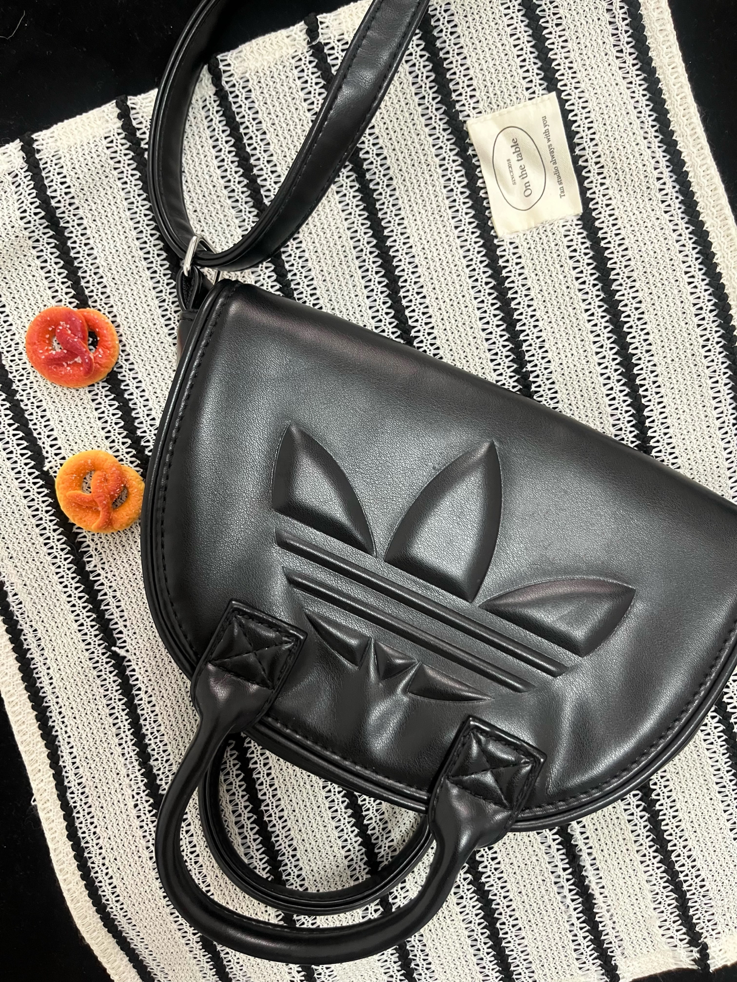 代購-Adidas 大logo 暗黑風 韓國限定 單肩 側背 手提包  黑色