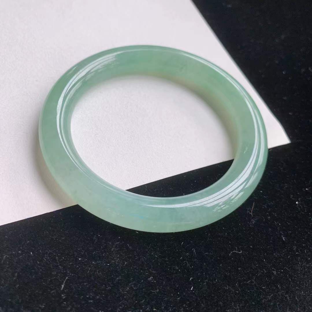 2102628 54.7mm翡翠冰種起膠晴水綠圓條手鐲 (54-56)