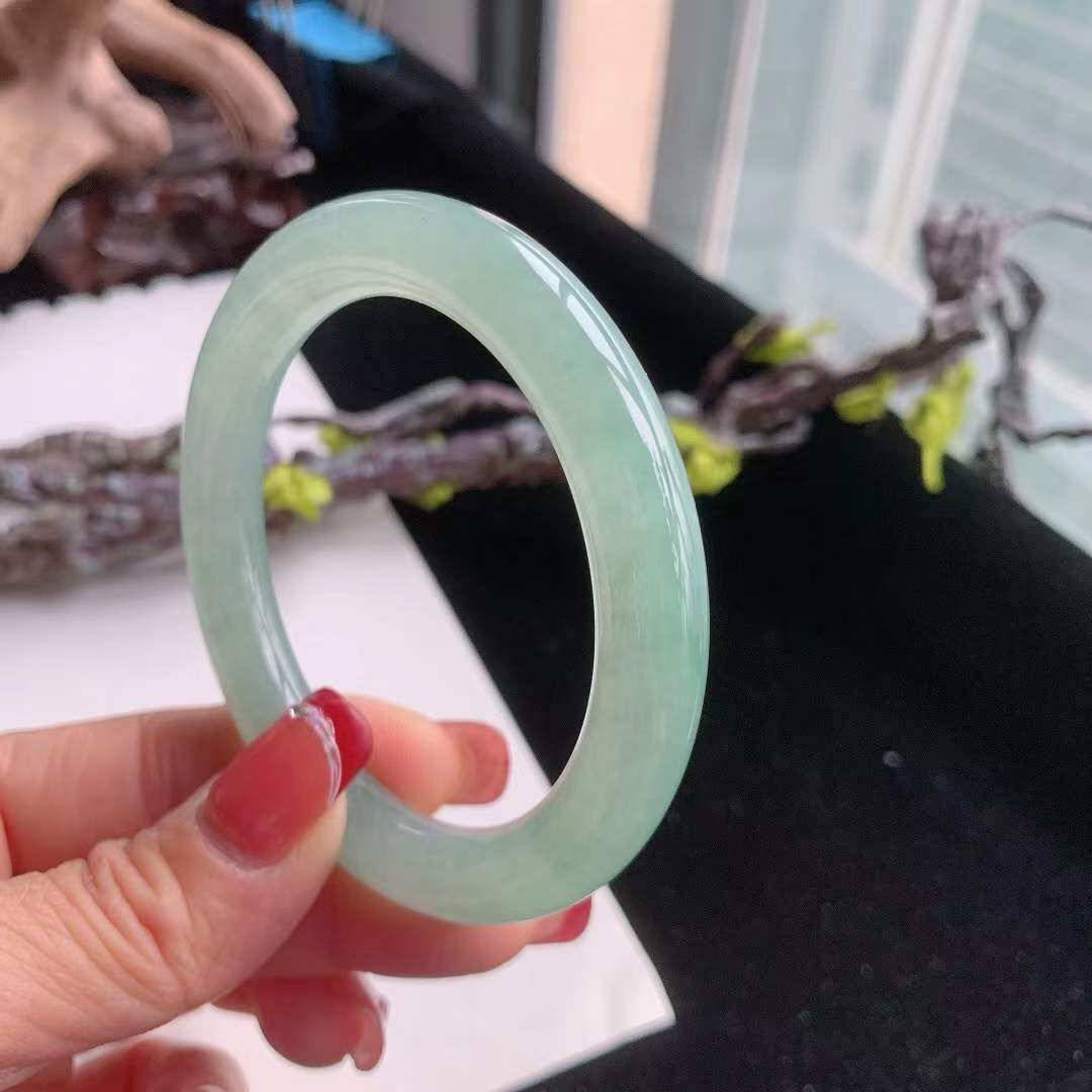 2102628 54.7mm翡翠冰種起膠晴水綠圓條手鐲 (54-56)