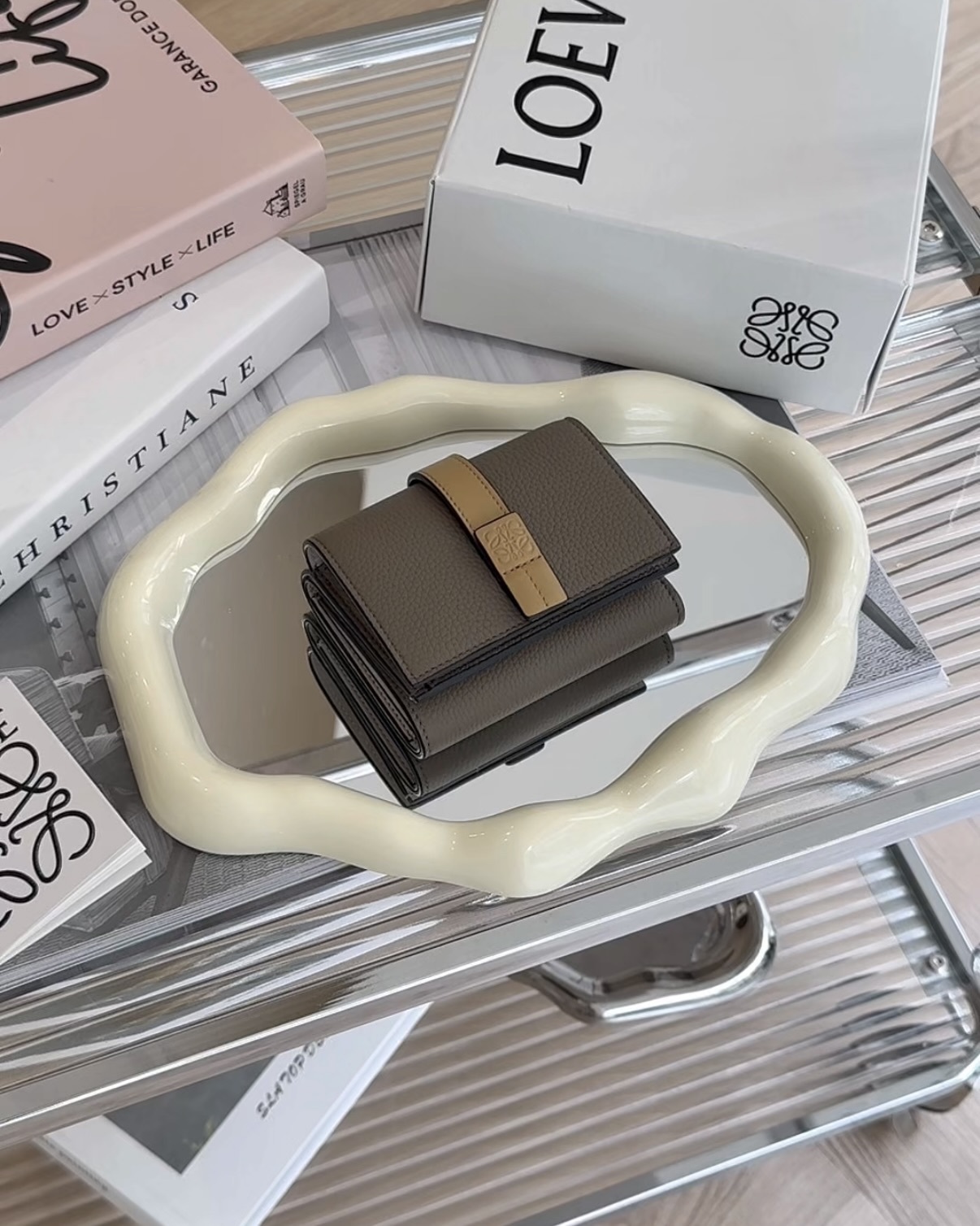 LOEWE｜柔軟粒面小牛皮三折短夾 灰褐色/金色