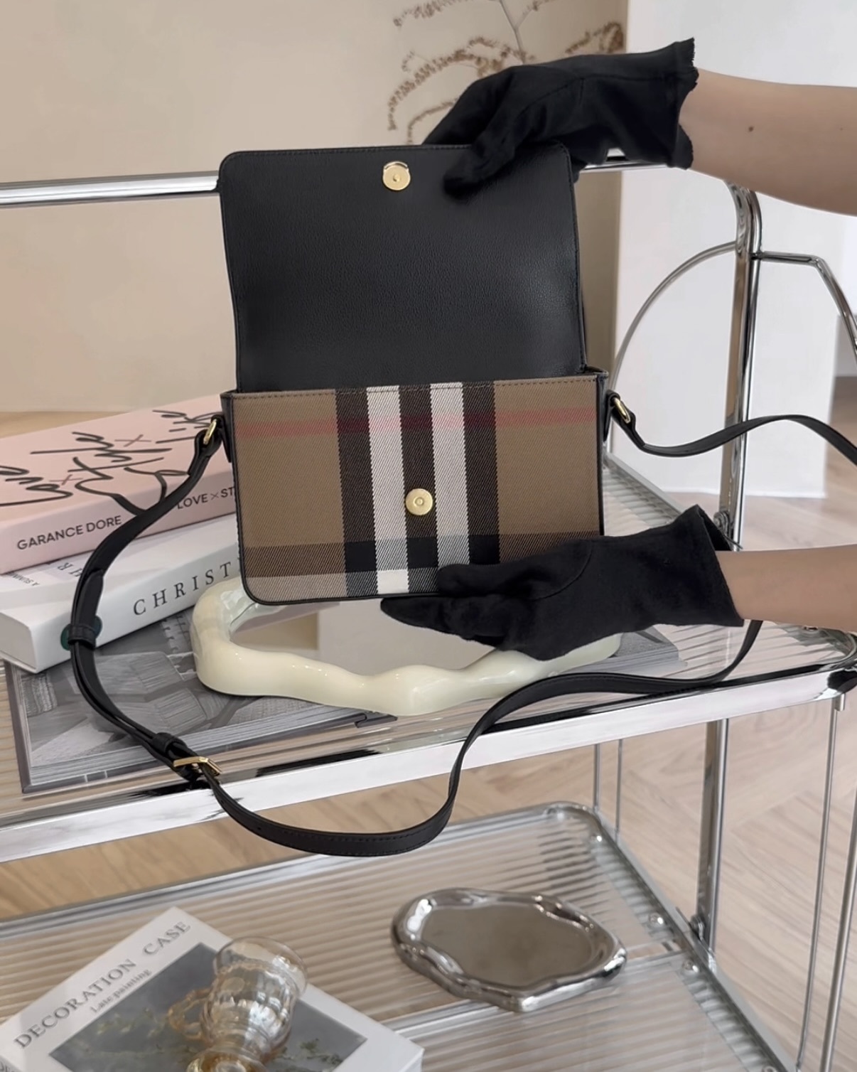 BURBERRY｜經典格紋皮革小郵差包 黑色