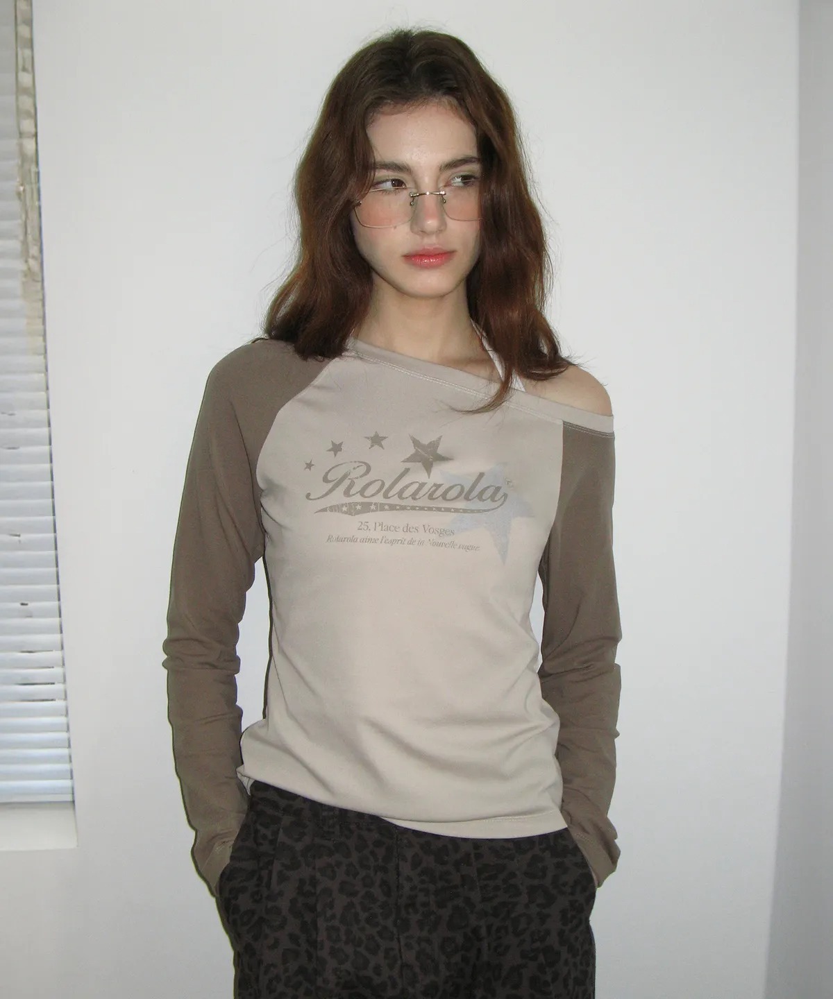 ROLAROLA LOGO GRAPHIC OFF SHOULDER RAGLAN T-SHIRT