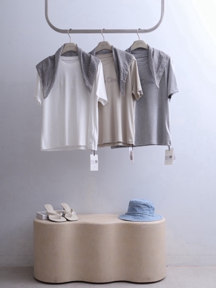 A3318-刺繡字母上衣(附絲巾)