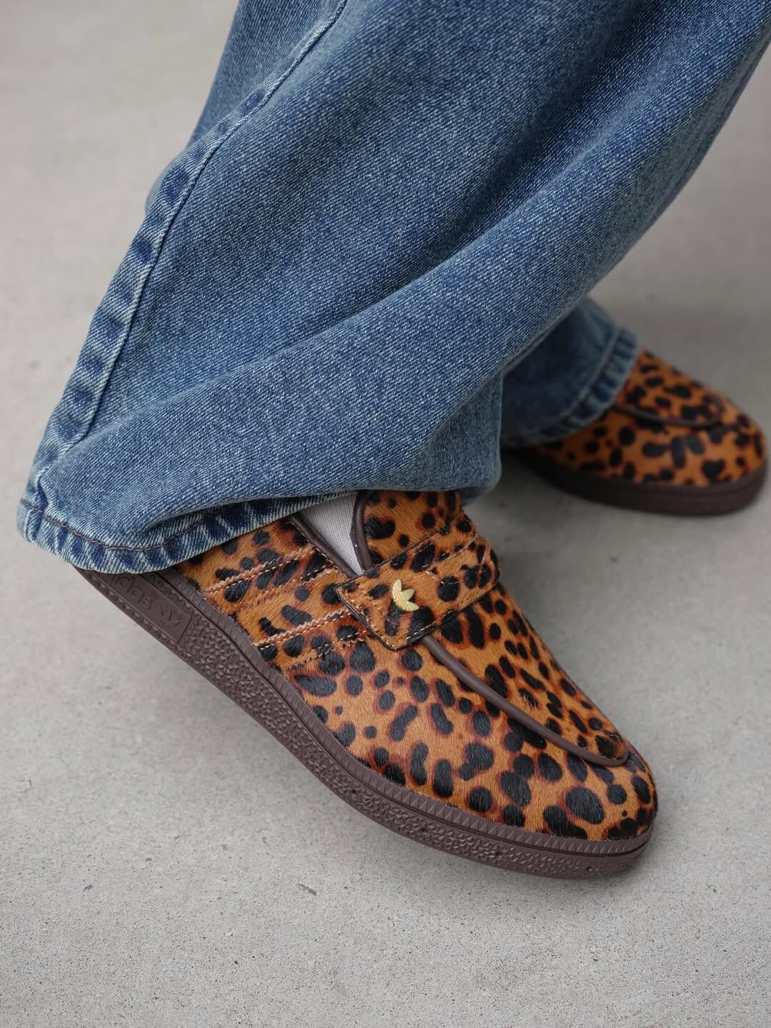 <下單即享7-11免運> ADIDAS HANDBALL SPEZIAL LOAFER 豹紋 棕色 樂福鞋 復古 金屬標 三葉草 男女鞋 KJ2526 / 調貨