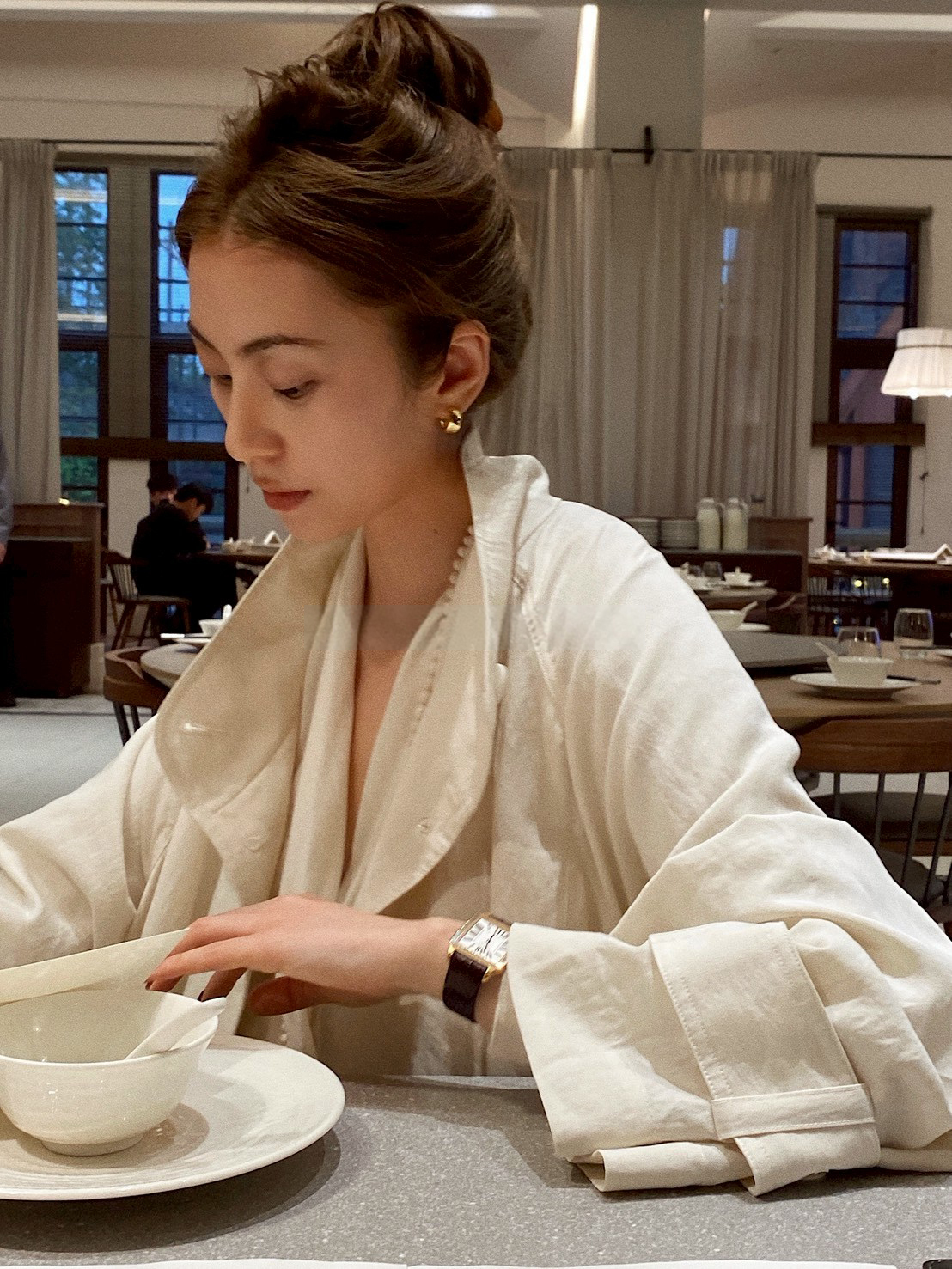 奶油白慵懶敢翻領中長版風衣外套-S-XL (Elegant & Love)