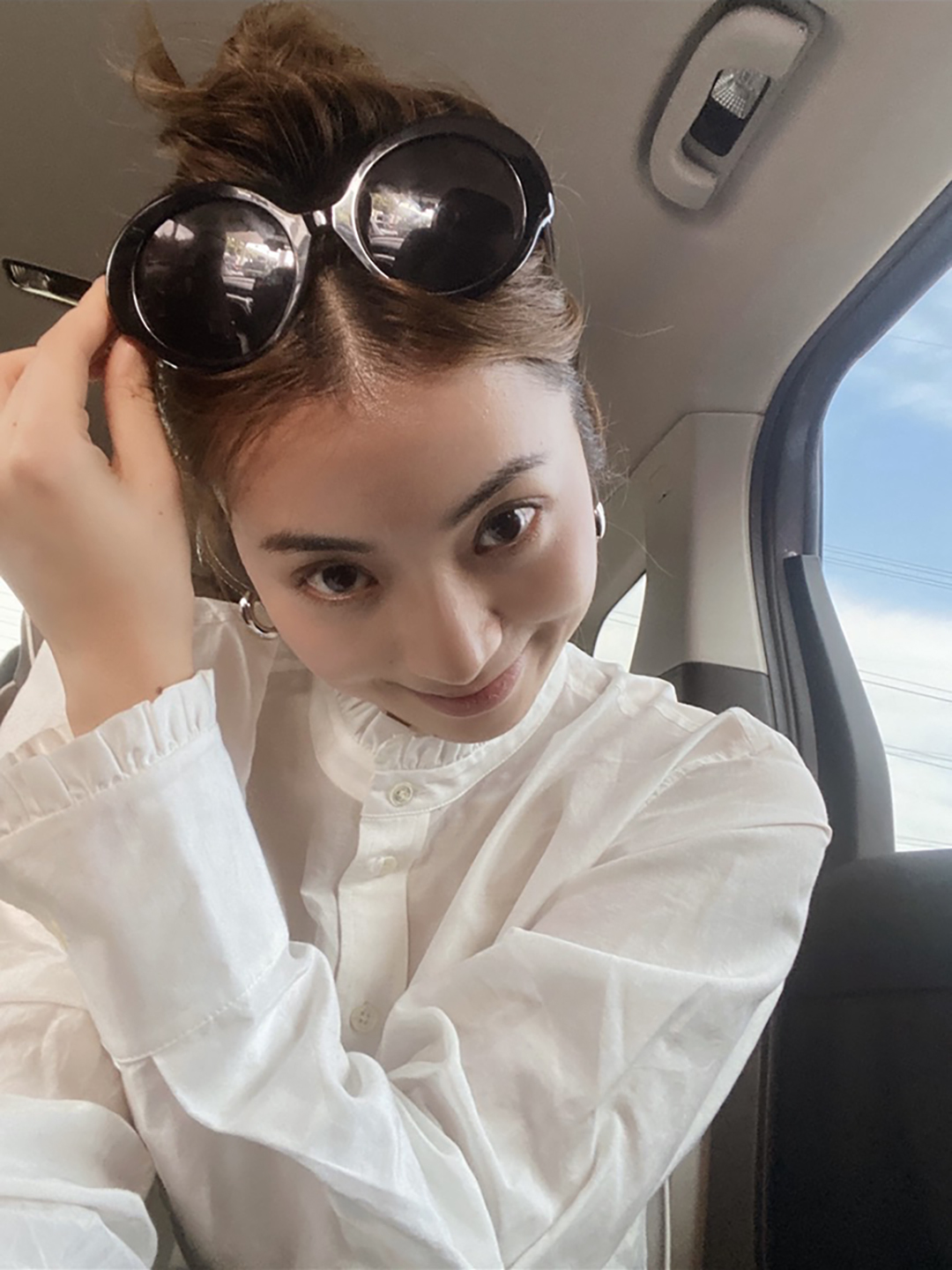 雲朵白荷葉滾邊立領手袖造型排釦上衣-S-L (Elegant & Love)