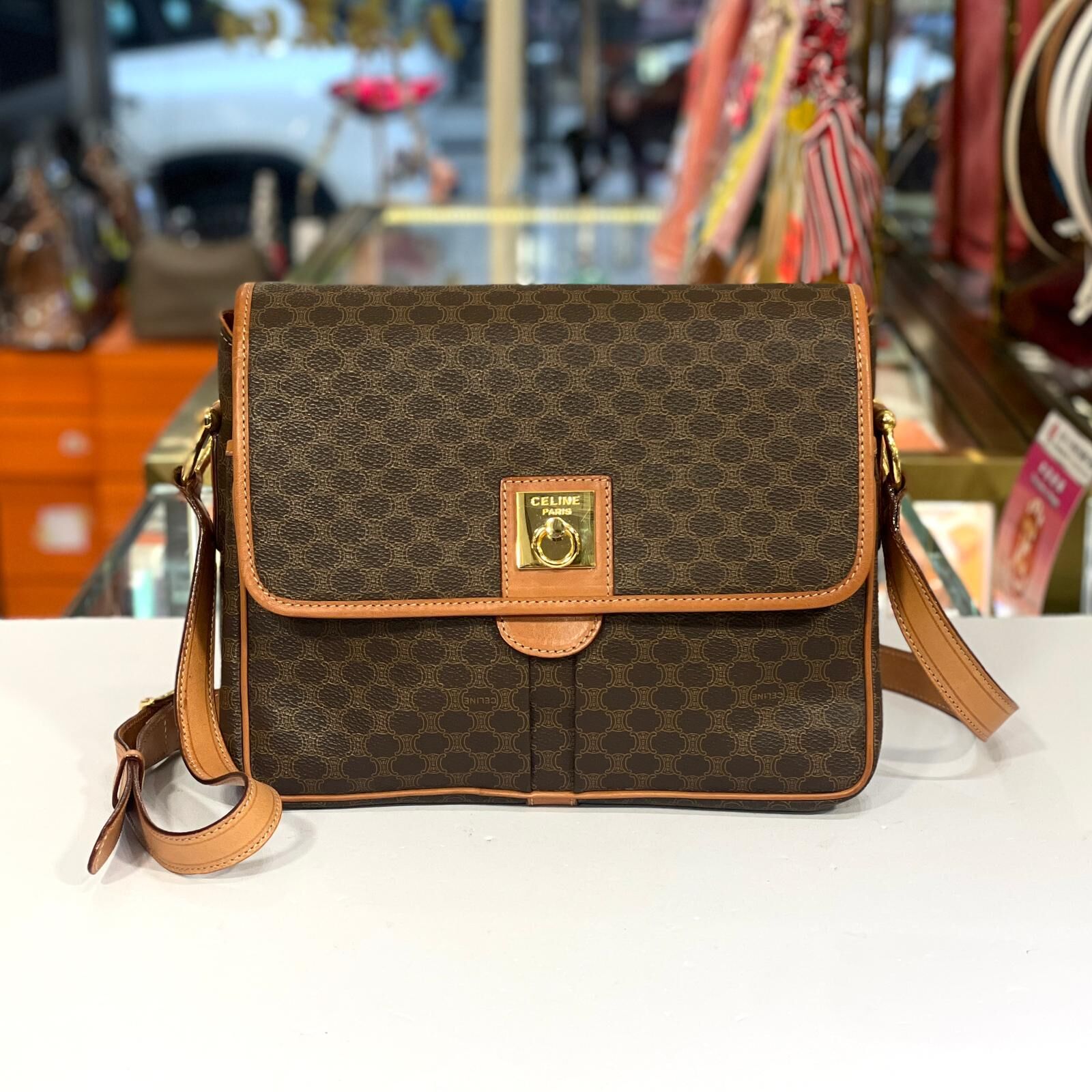 未使用品！全新CELINE斜背包, Macadam中古款,金色馬蹄扣, #香榭站正品