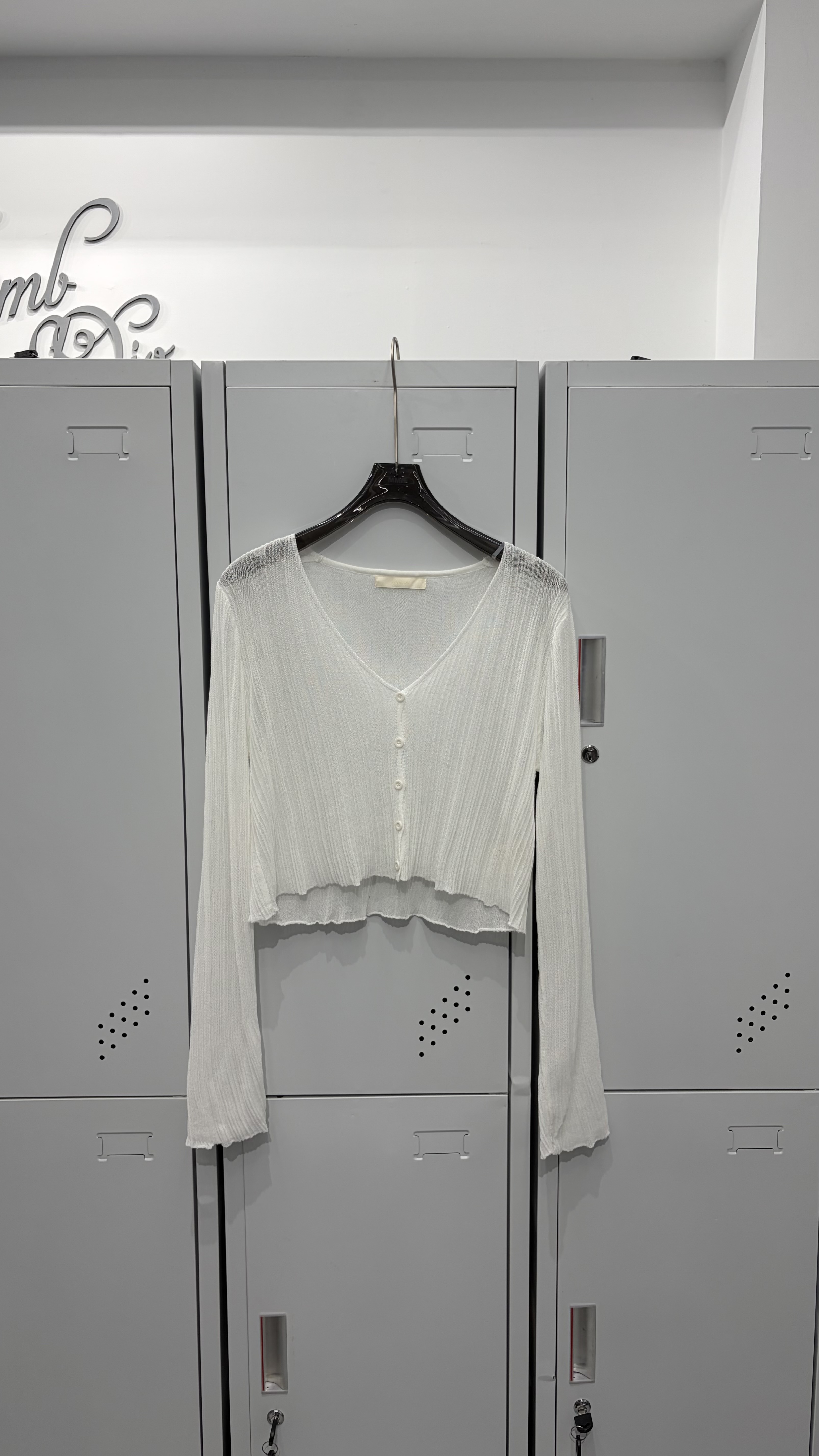 空氣感壓紋排釦小罩衫