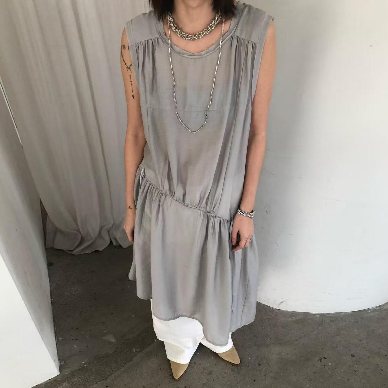 獨特斜切抓摺裙擺造型無袖透膚感長洋裝 / 3色