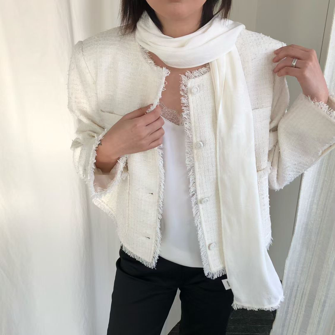 抽鬚滾邊圓領同色系排釦小香外套 / 2色