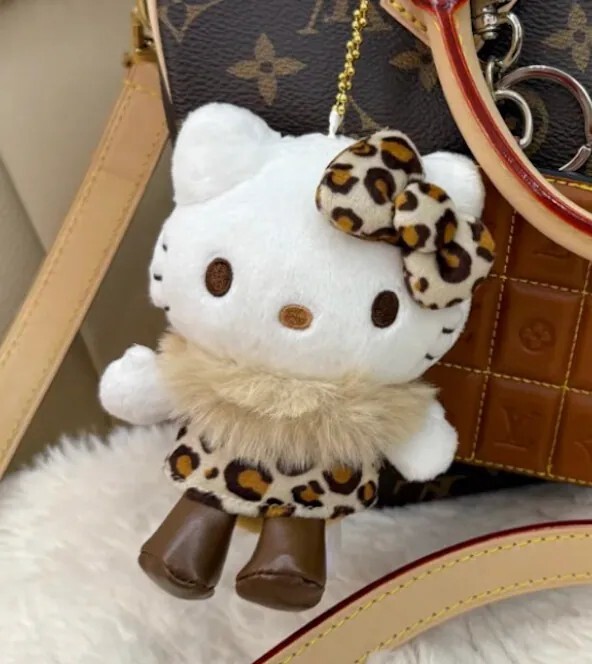 50週年限定🎀HELLO KITTY x SANRIO 豹紋 皮革 貴婦 毛絨 吊飾