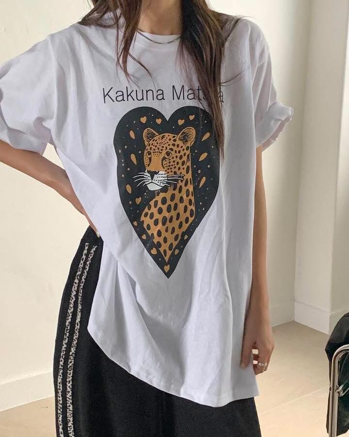 【時髦百搭的美式愛心小豹字母造型tee】（現貨）