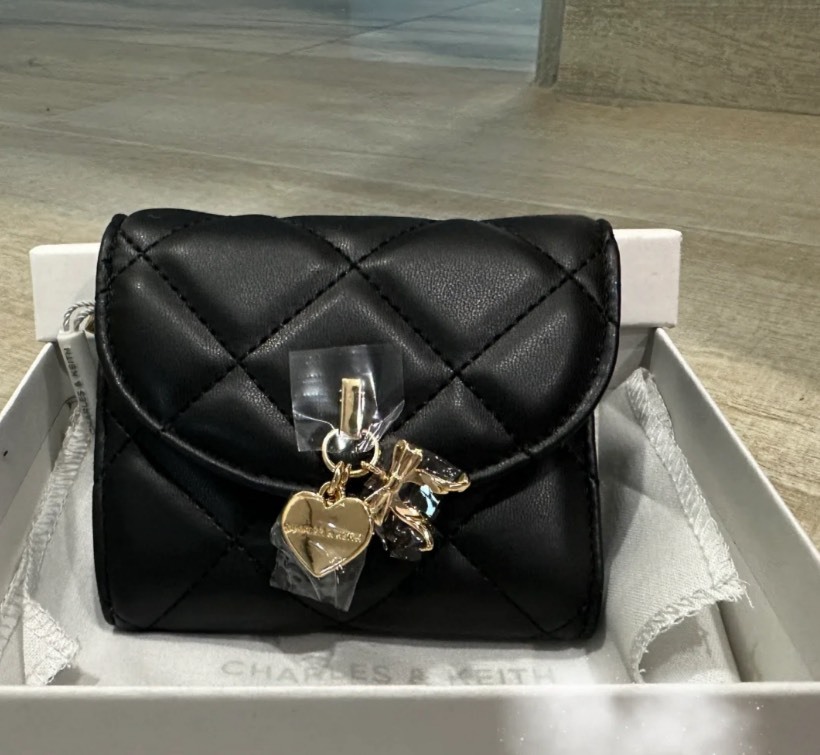 【Luxury】現貨 CHARLES & KEITH 小ck 三折短夾 愛心蝴蝶結吊扣 小香風 菱格縫紉設計 兩色可選 正品代購