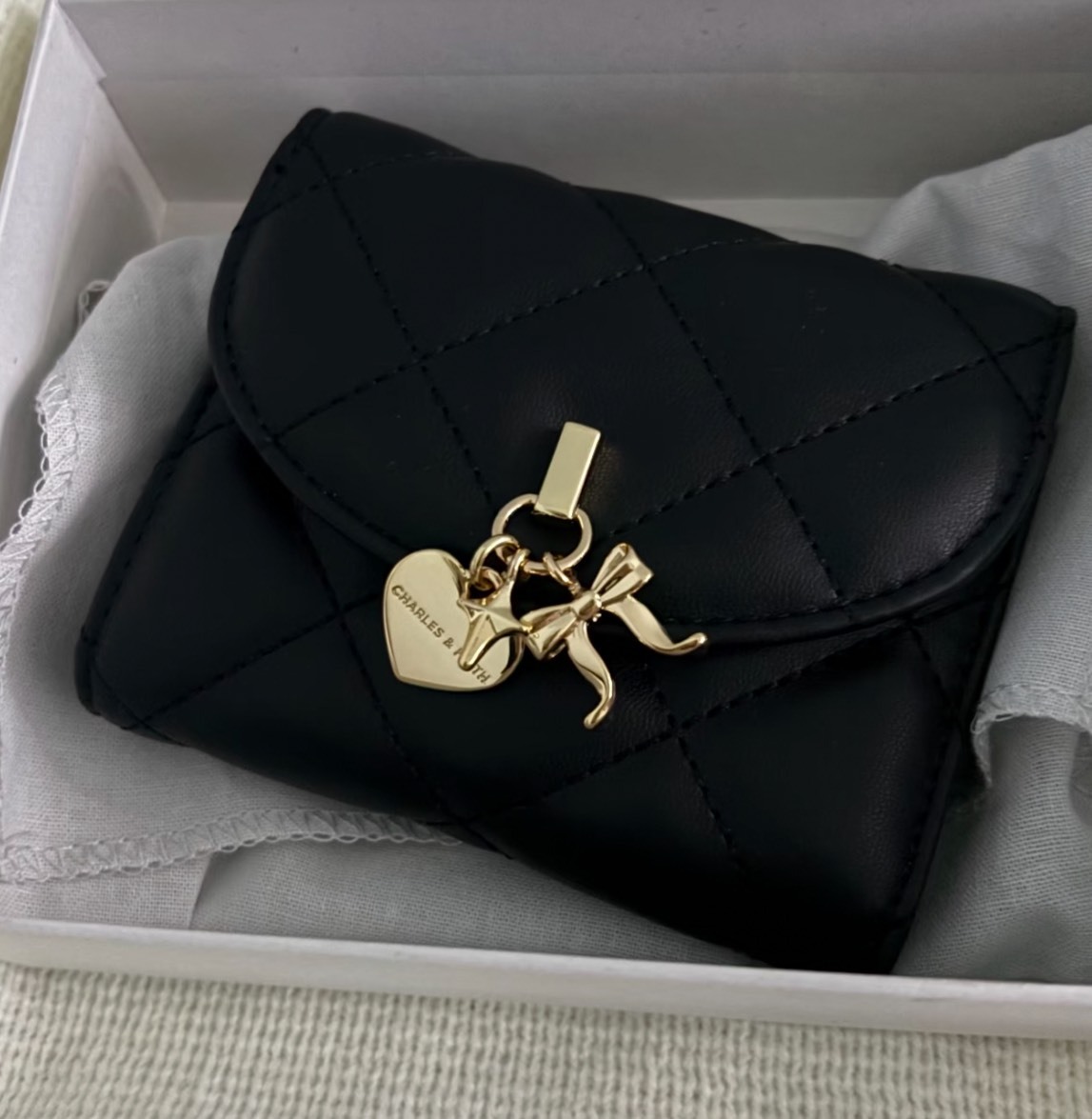【Luxury】現貨 CHARLES & KEITH 小ck 三折短夾 愛心蝴蝶結吊扣 小香風 菱格縫紉設計 兩色可選 正品代購