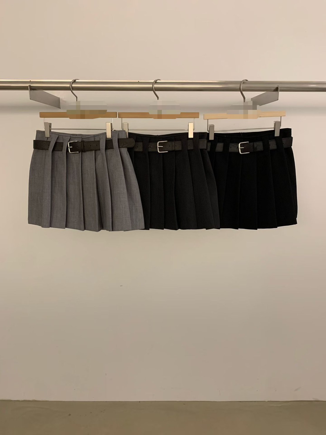 前百褶附腰帶短裙(內安全褲)