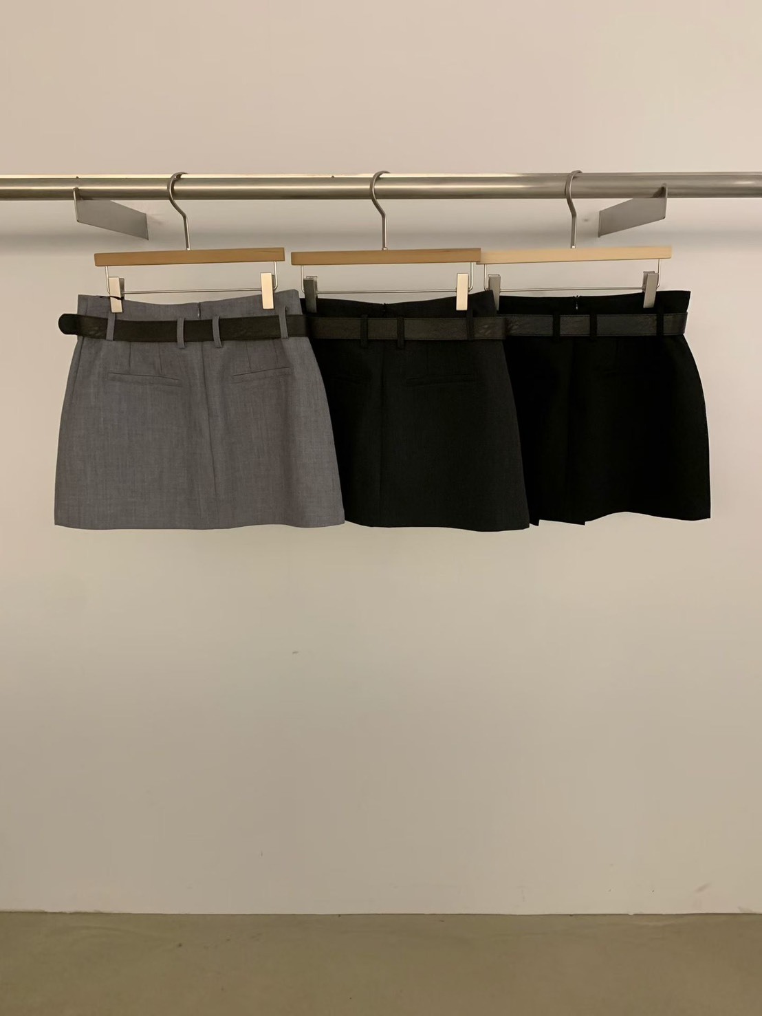 前百褶附腰帶短裙(內安全褲)