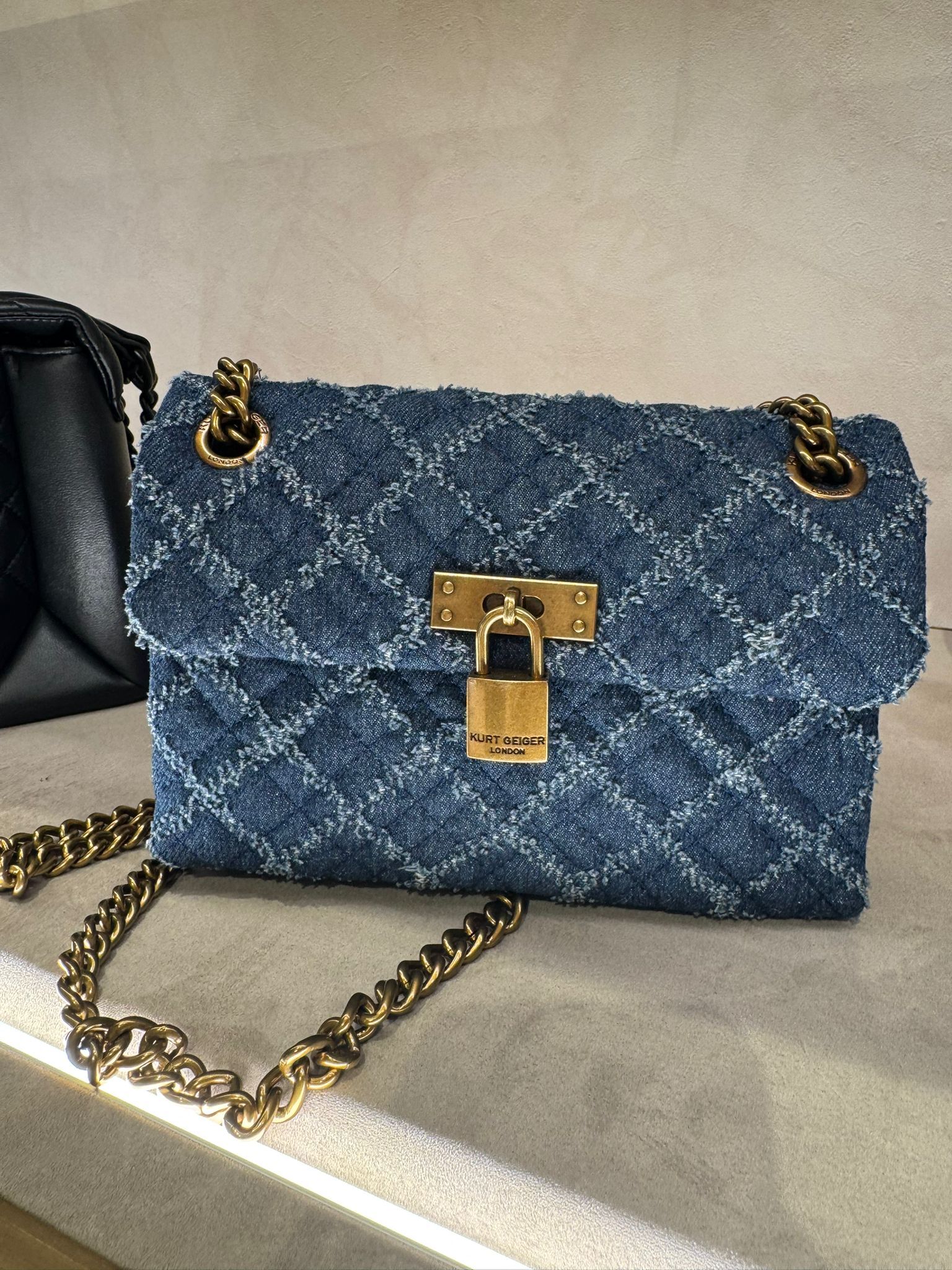 UK-GGG0305-489(隨機鎖扣款) (A30)