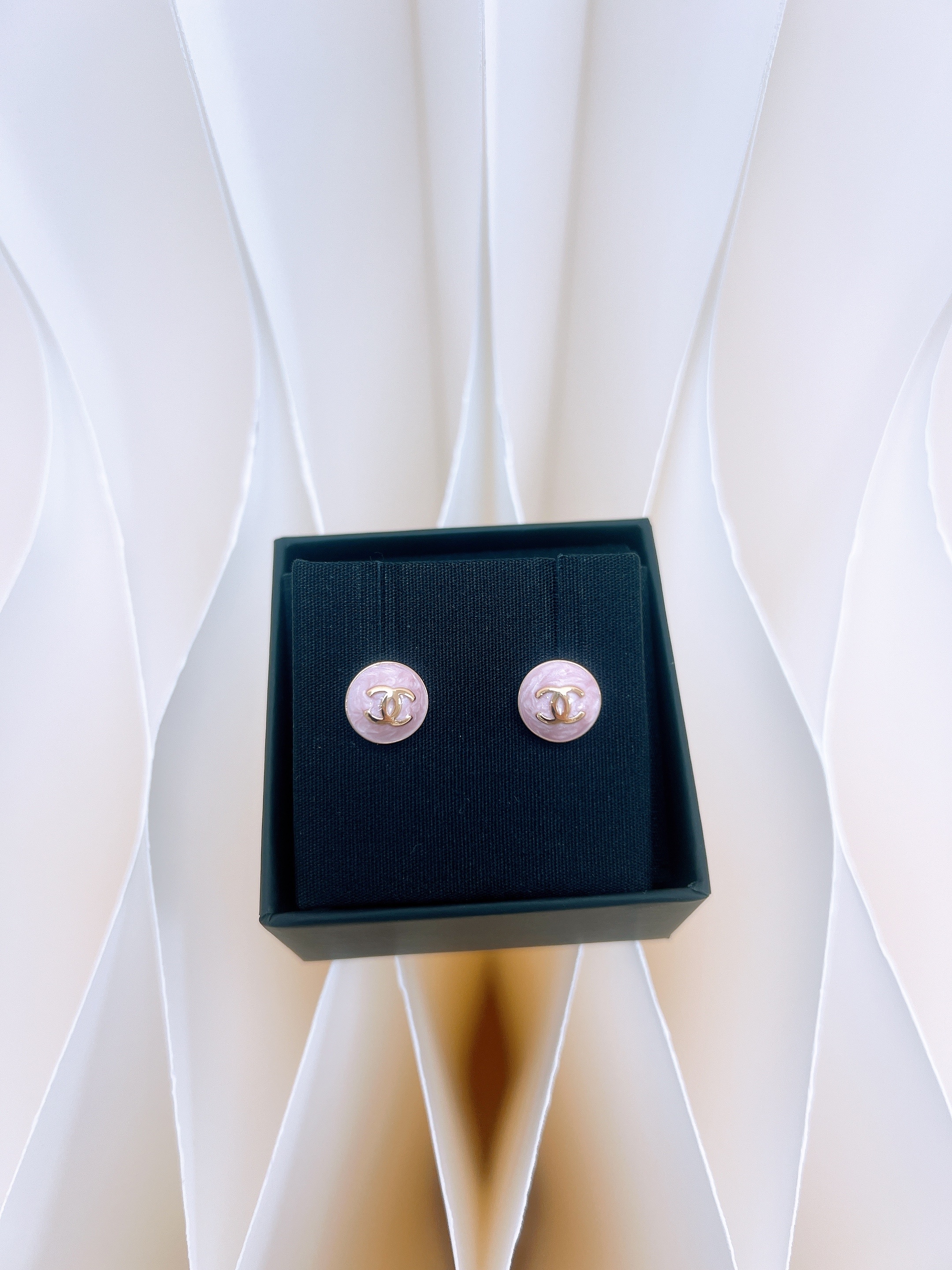 *Unused* Chanel 26c round earrings pink