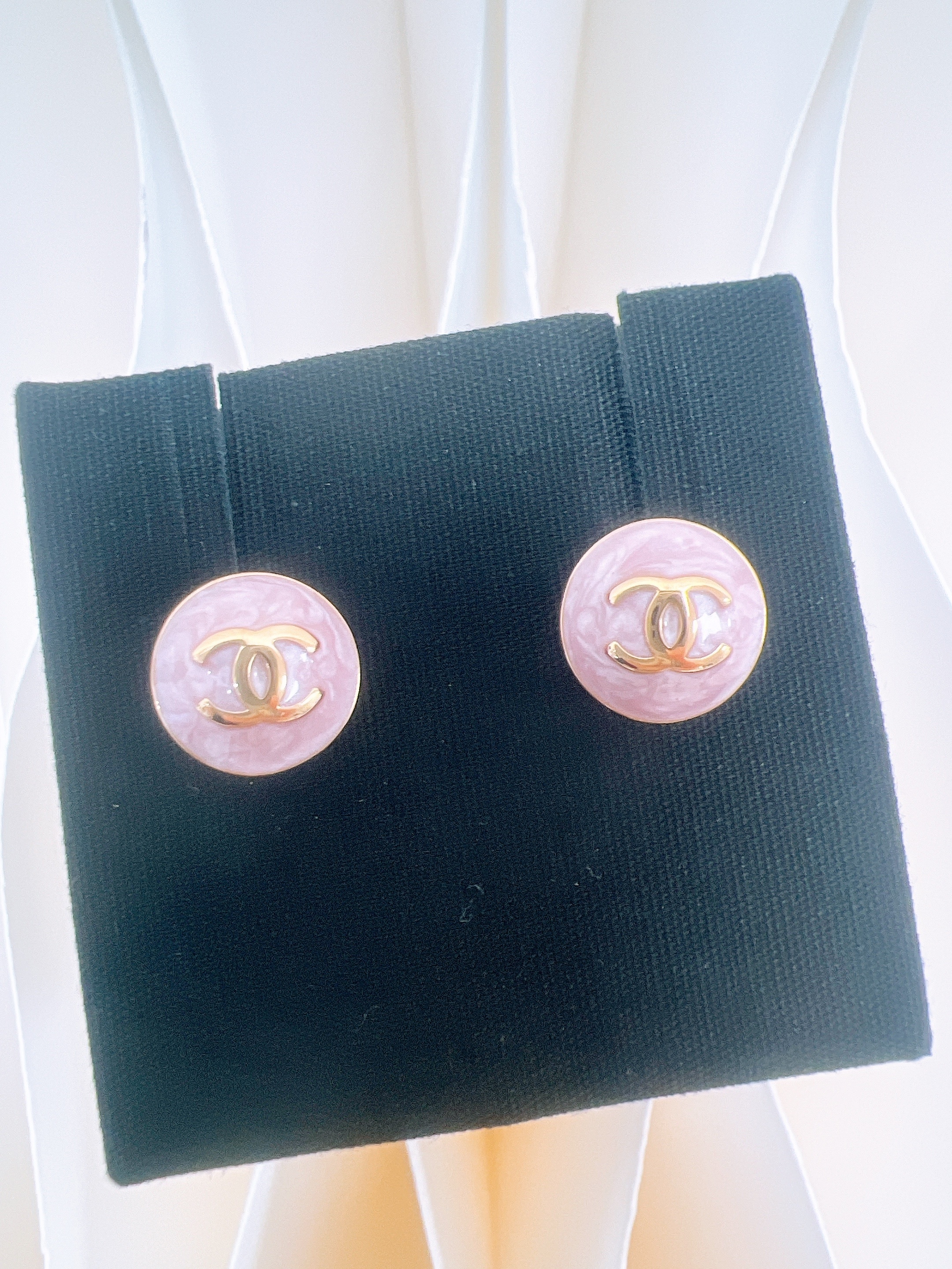 *Unused* Chanel 26c round earrings pink