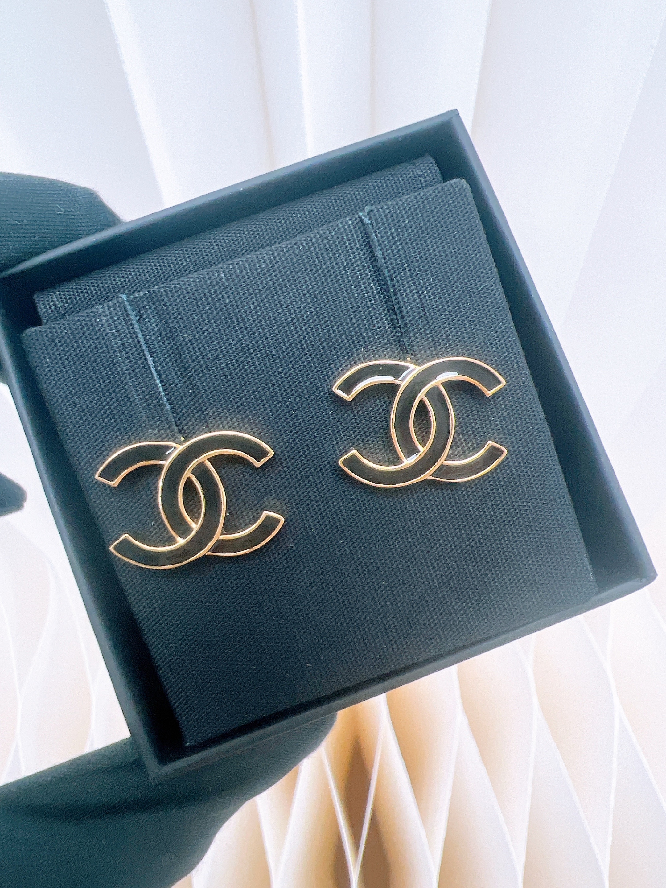 *Unused* Chanel 25a logo earrings black