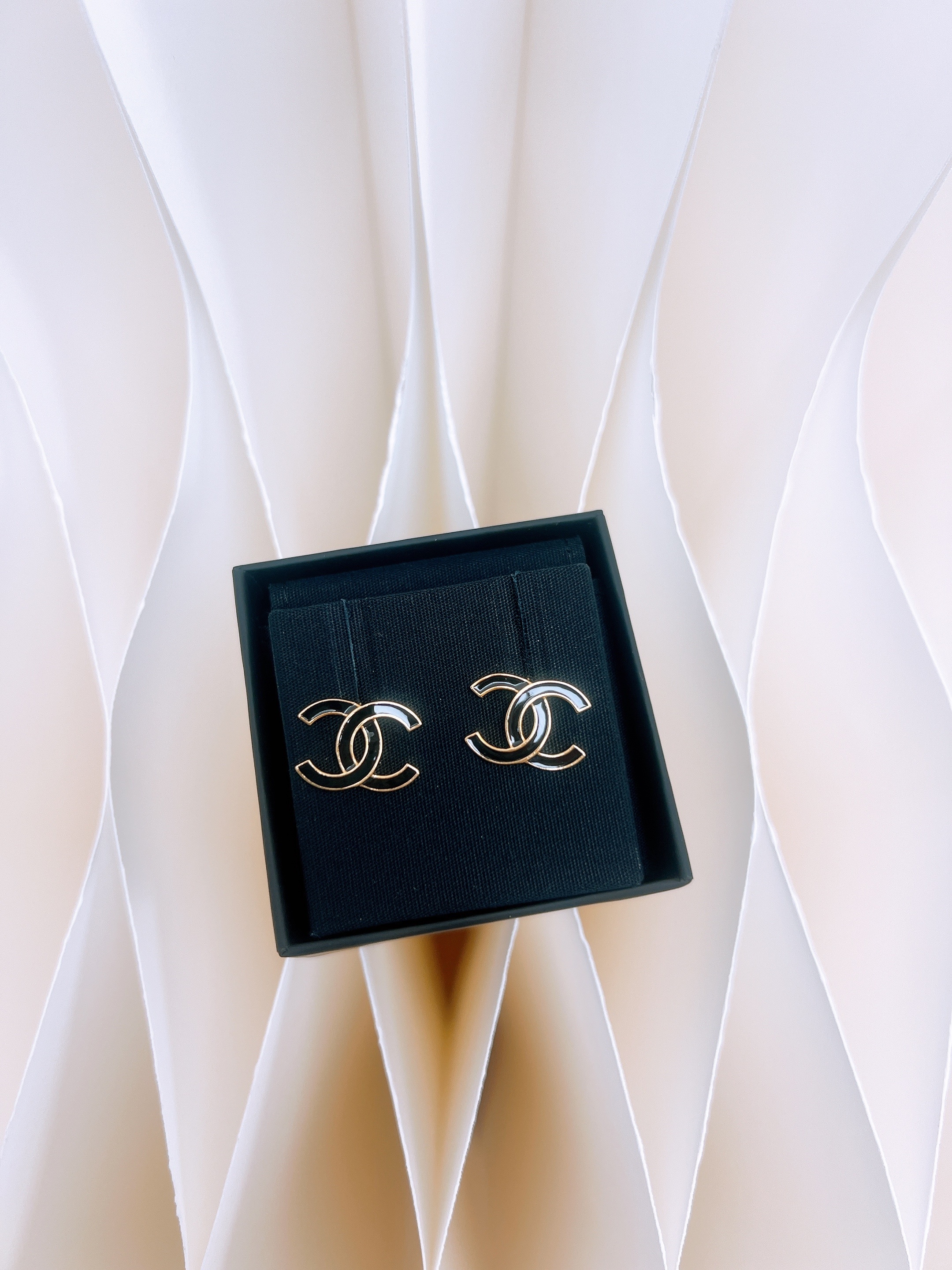 *Unused* Chanel 25a logo earrings black