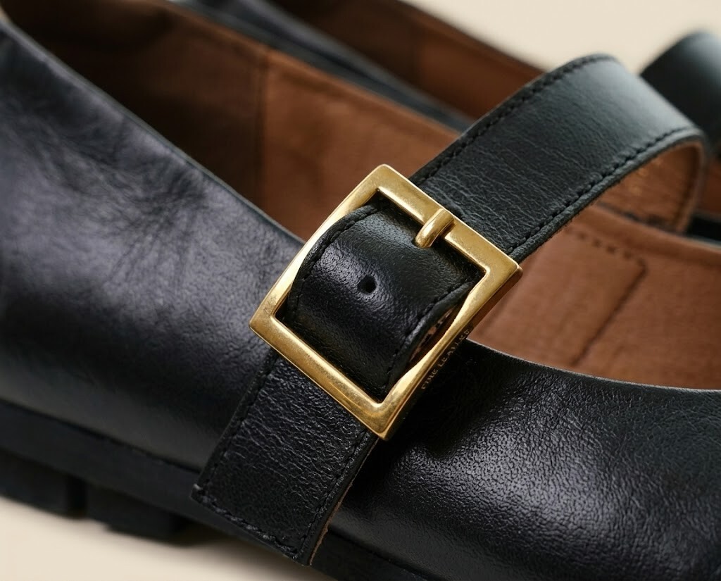 台灣精緻手工製鞋工藝，Sanly Joy 愛麗絲瑪莉珍鞋嚴選頂級超軟牛皮，透氣耐穿且越穿越軟，是膠囊衣櫥中最值得投資的高 CP 值單品。