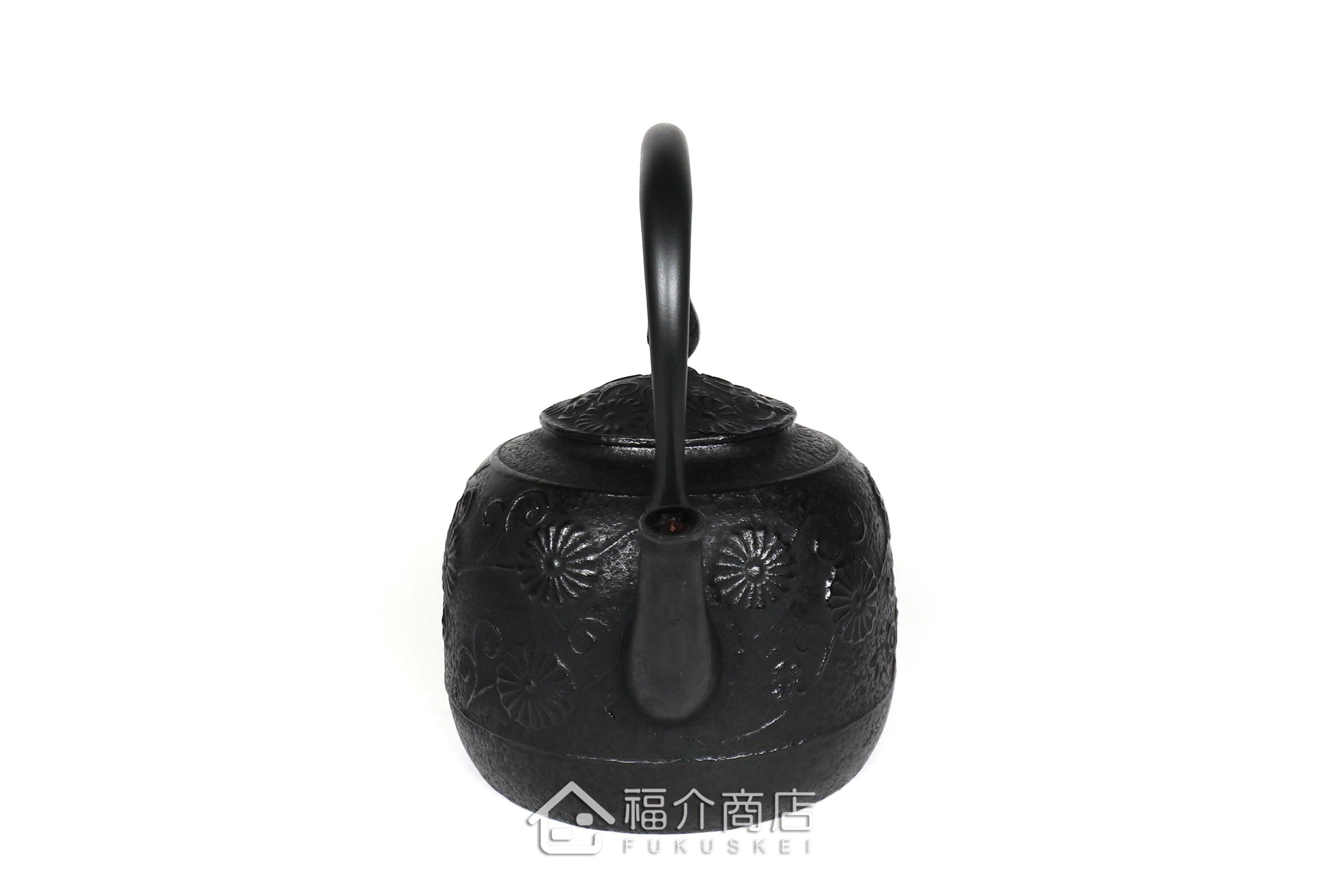 金野和司所製作的日本鑄鐵壺,壺身設計菊造型紋樣,煮水泡茶用的鐵壺