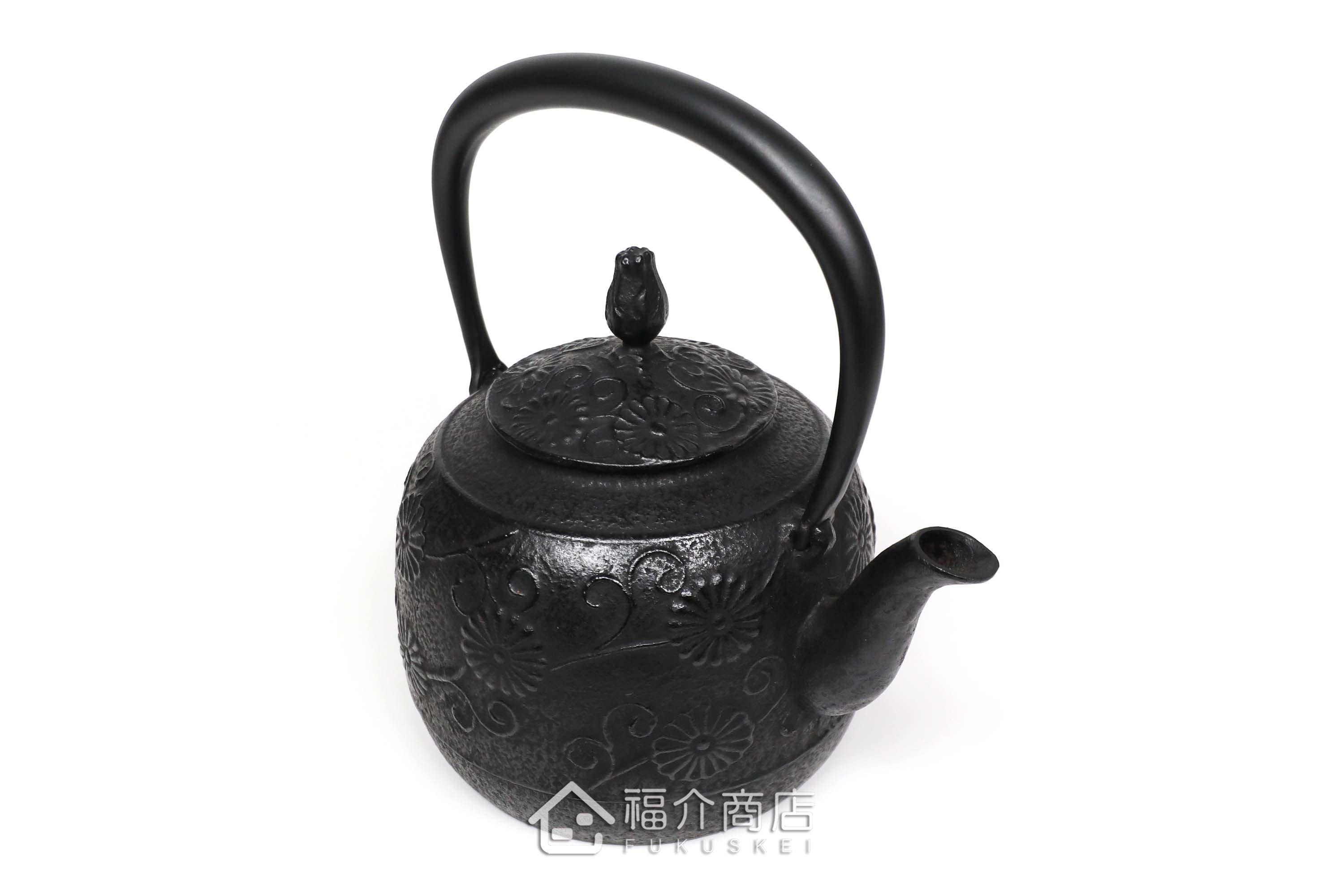 金野和司所製作的日本鑄鐵壺,壺身設計菊造型紋樣,煮水泡茶用的鐵壺