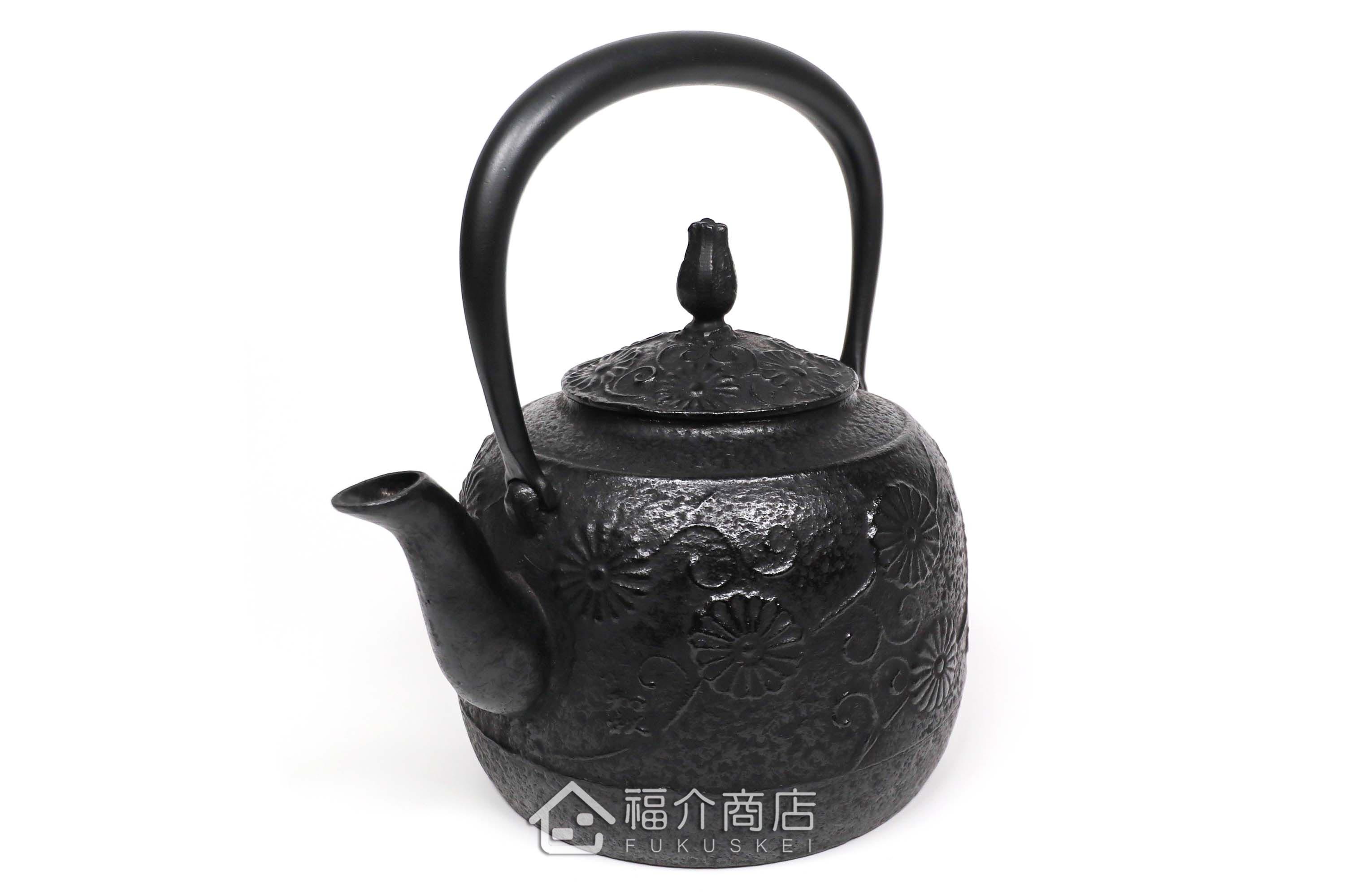 金野和司所製作的日本鑄鐵壺,壺身設計菊造型紋樣,煮水泡茶用的鐵壺