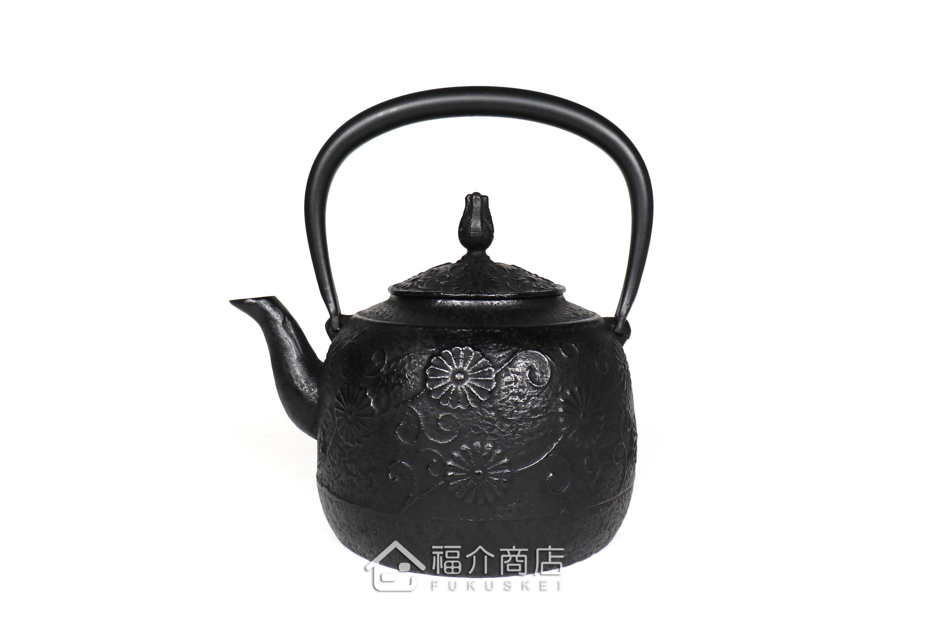 金野和司所製作的日本鑄鐵壺,壺身設計菊造型紋樣,煮水泡茶用的鐵壺