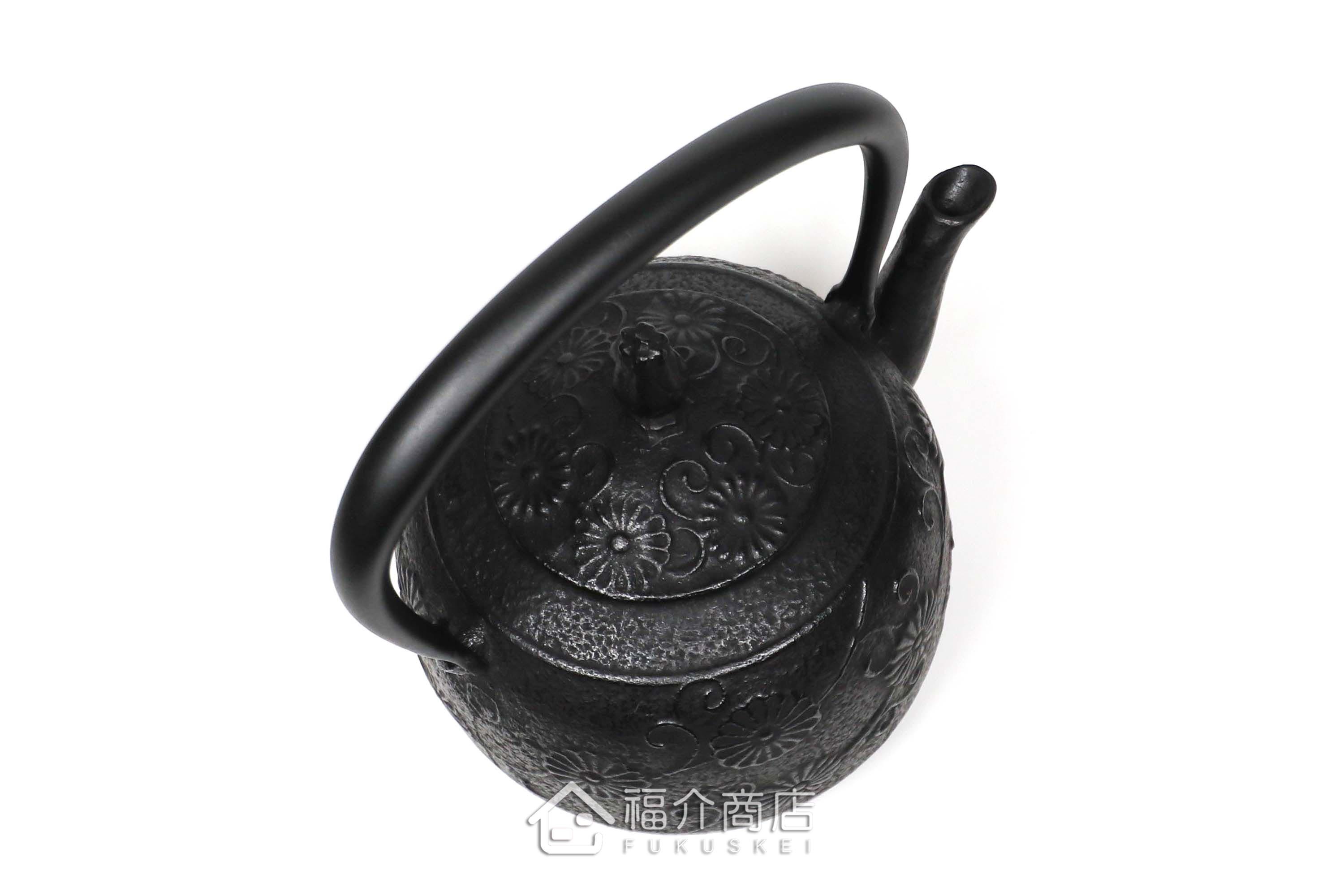 金野和司所製作的日本鑄鐵壺,壺身設計菊造型紋樣,煮水泡茶用的鐵壺