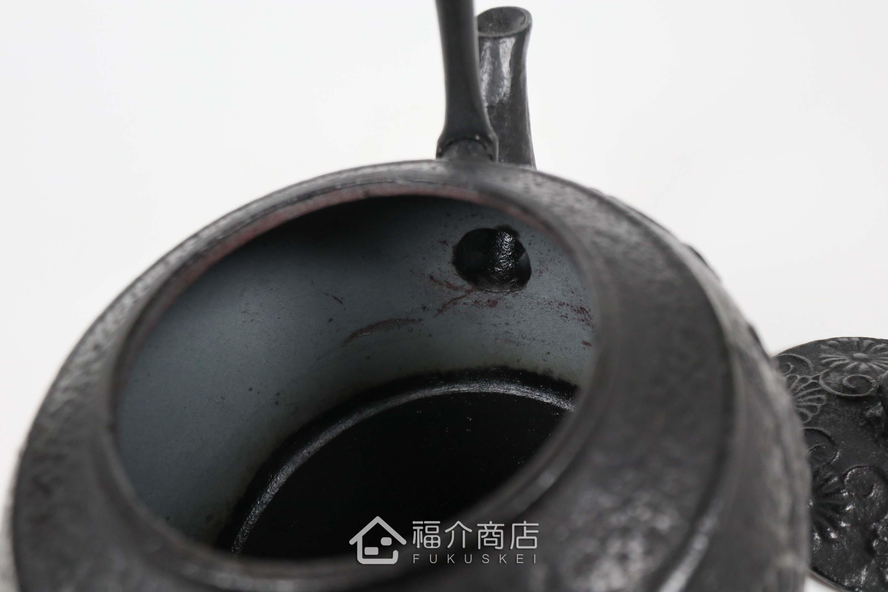 金野和司所製作的日本鑄鐵壺,壺身設計菊造型紋樣,煮水泡茶用的鐵壺