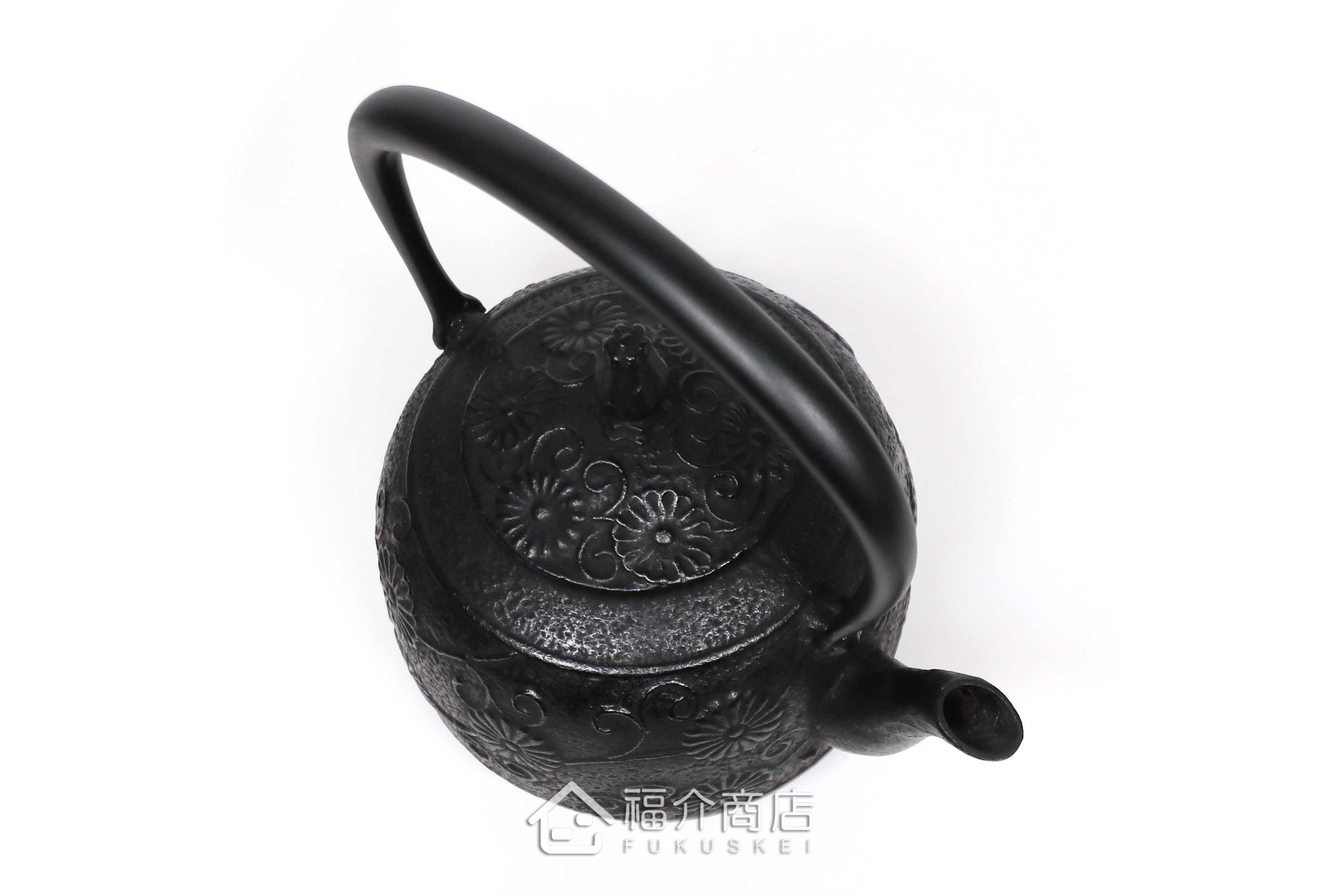 金野和司所製作的日本鑄鐵壺,壺身設計菊造型紋樣,煮水泡茶用的鐵壺