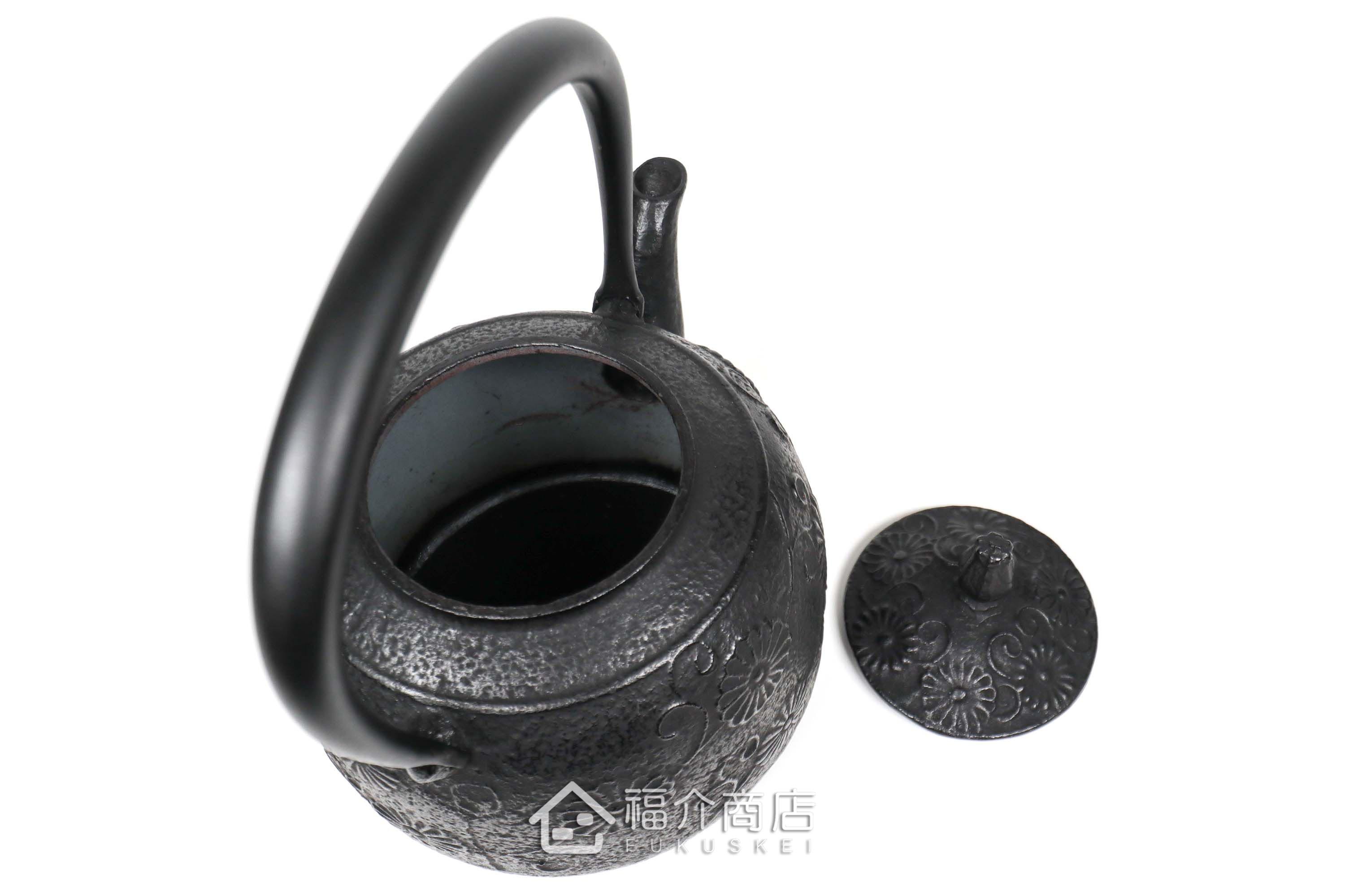 金野和司所製作的日本鑄鐵壺,壺身設計菊造型紋樣,煮水泡茶用的鐵壺