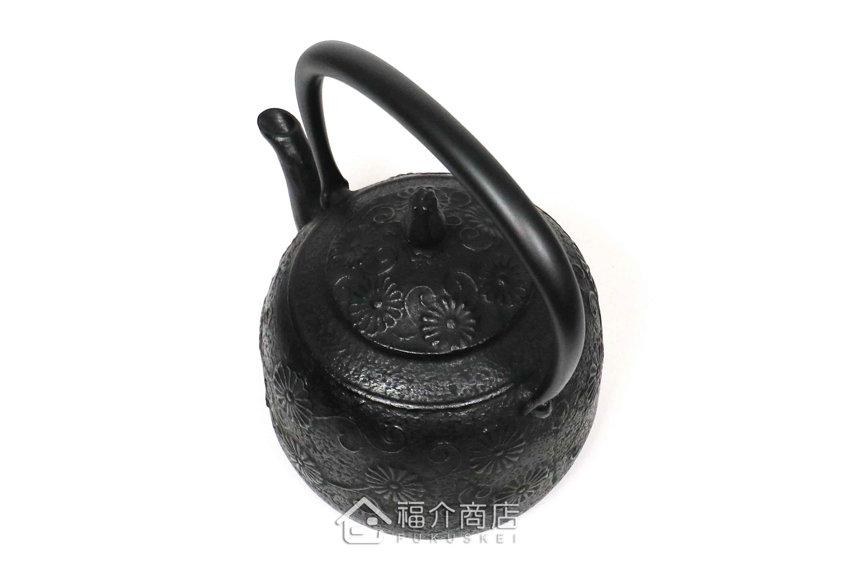 金野和司所製作的日本鑄鐵壺,壺身設計菊造型紋樣,煮水泡茶用的鐵壺