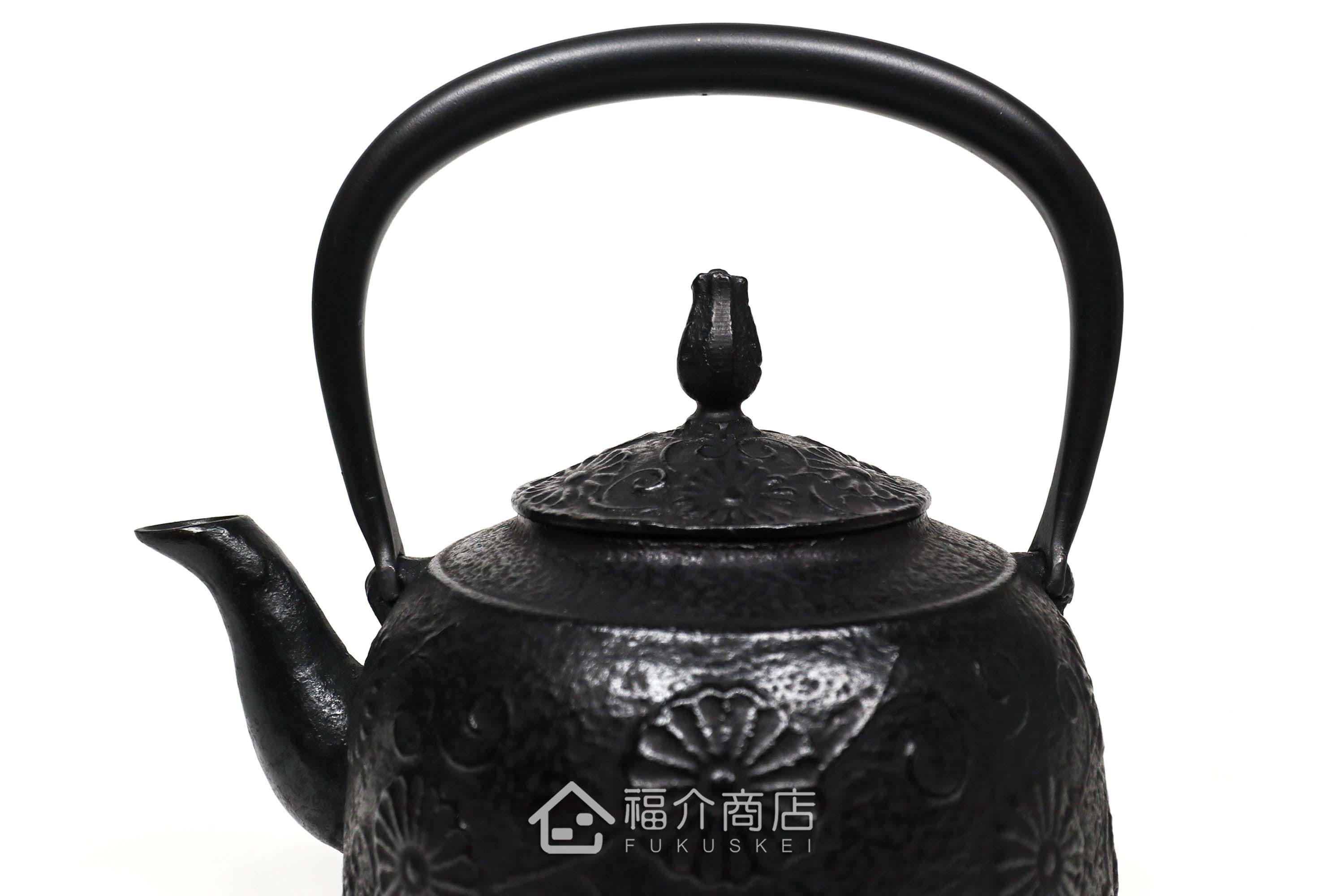 金野和司所製作的日本鑄鐵壺,壺身設計菊造型紋樣,煮水泡茶用的鐵壺