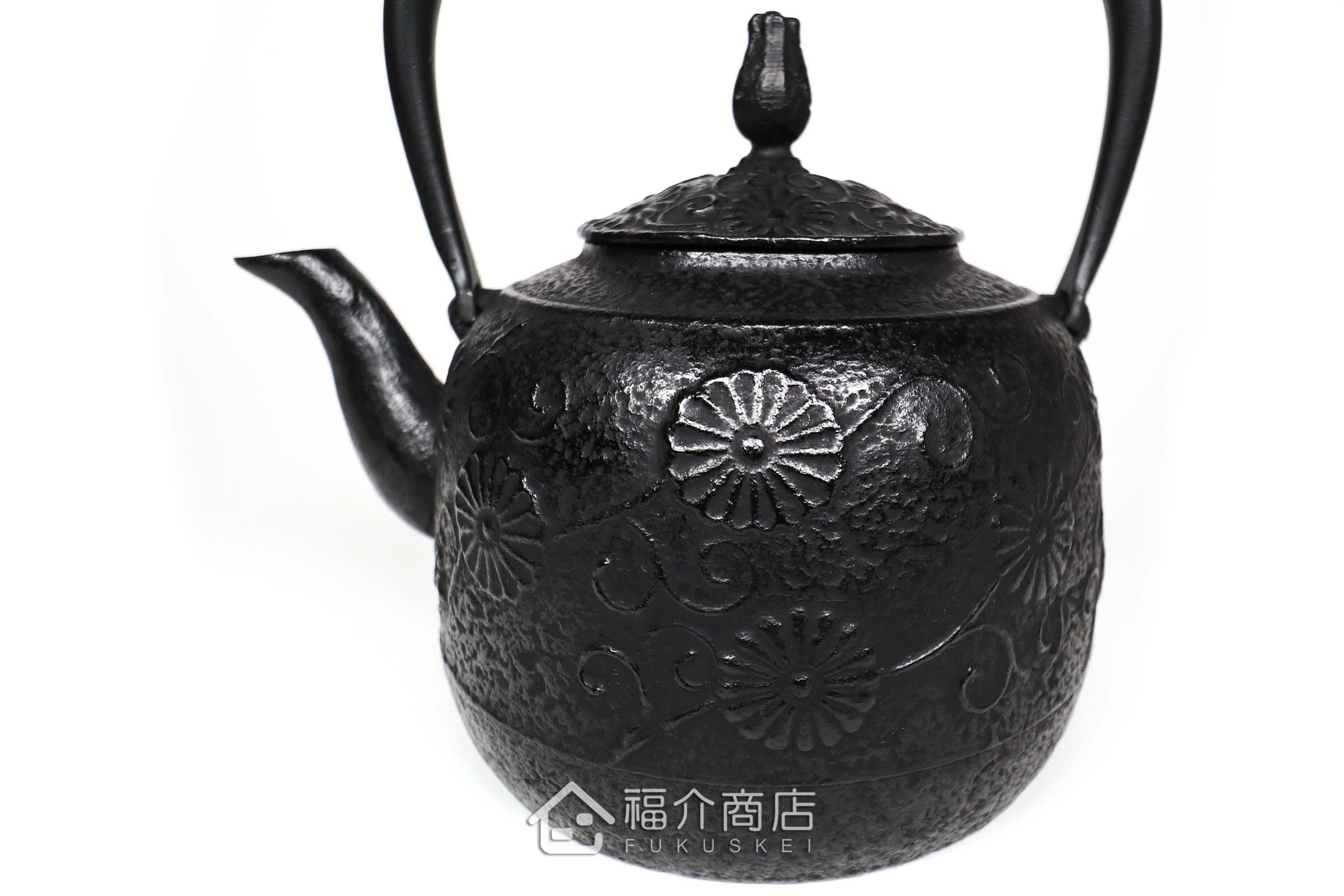 金野和司所製作的日本鑄鐵壺,壺身設計菊造型紋樣,煮水泡茶用的鐵壺