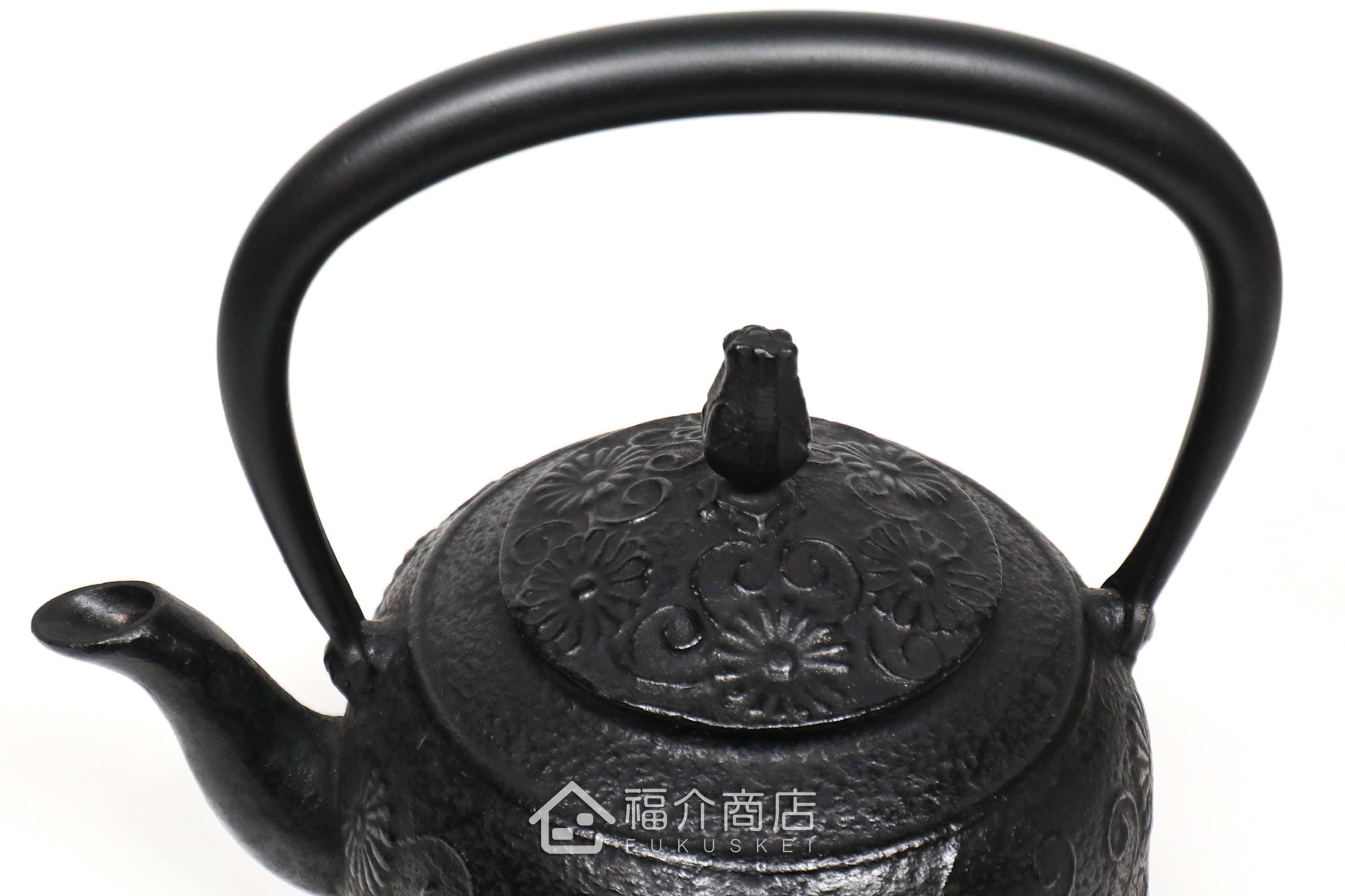 金野和司所製作的日本鑄鐵壺,壺身設計菊造型紋樣,煮水泡茶用的鐵壺