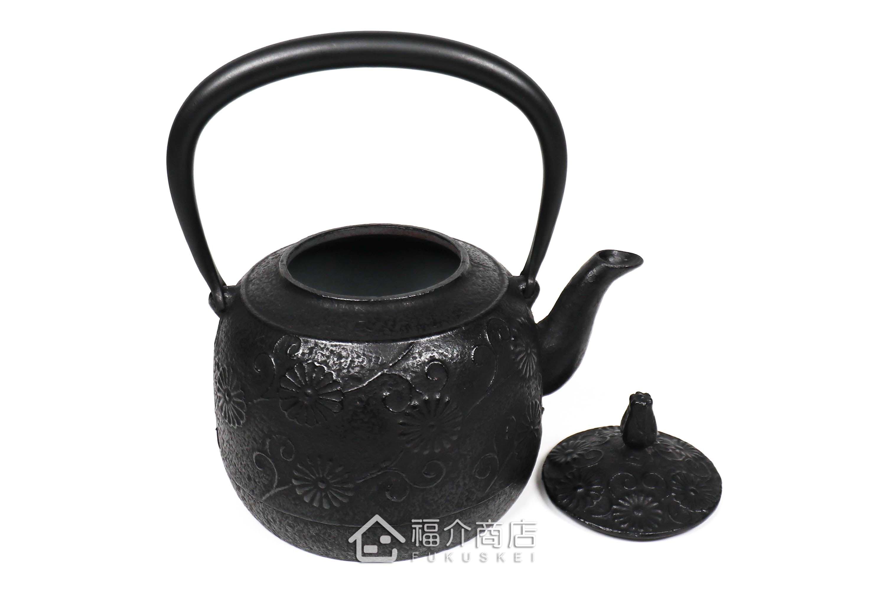 金野和司所製作的日本鑄鐵壺,壺身設計菊造型紋樣,煮水泡茶用的鐵壺
